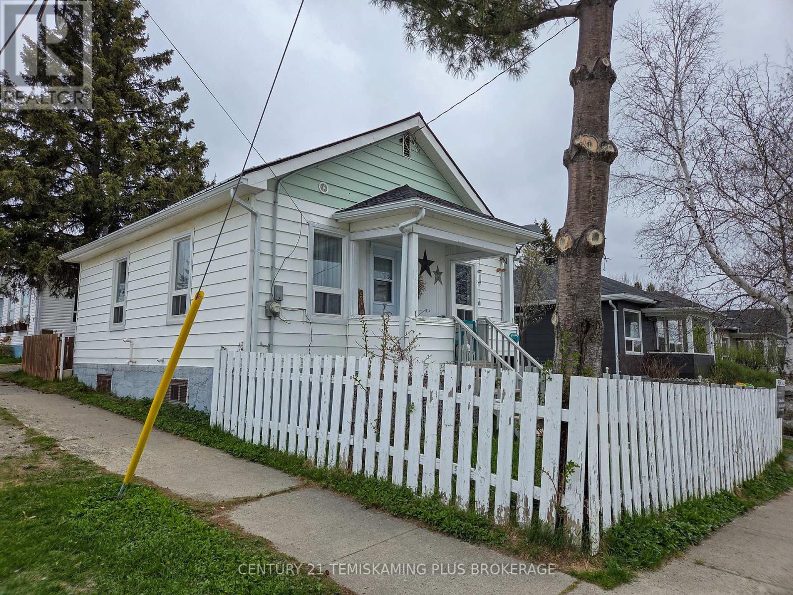 40 Taylor Ave, Kirkland Lake, ON P2N 2Z4