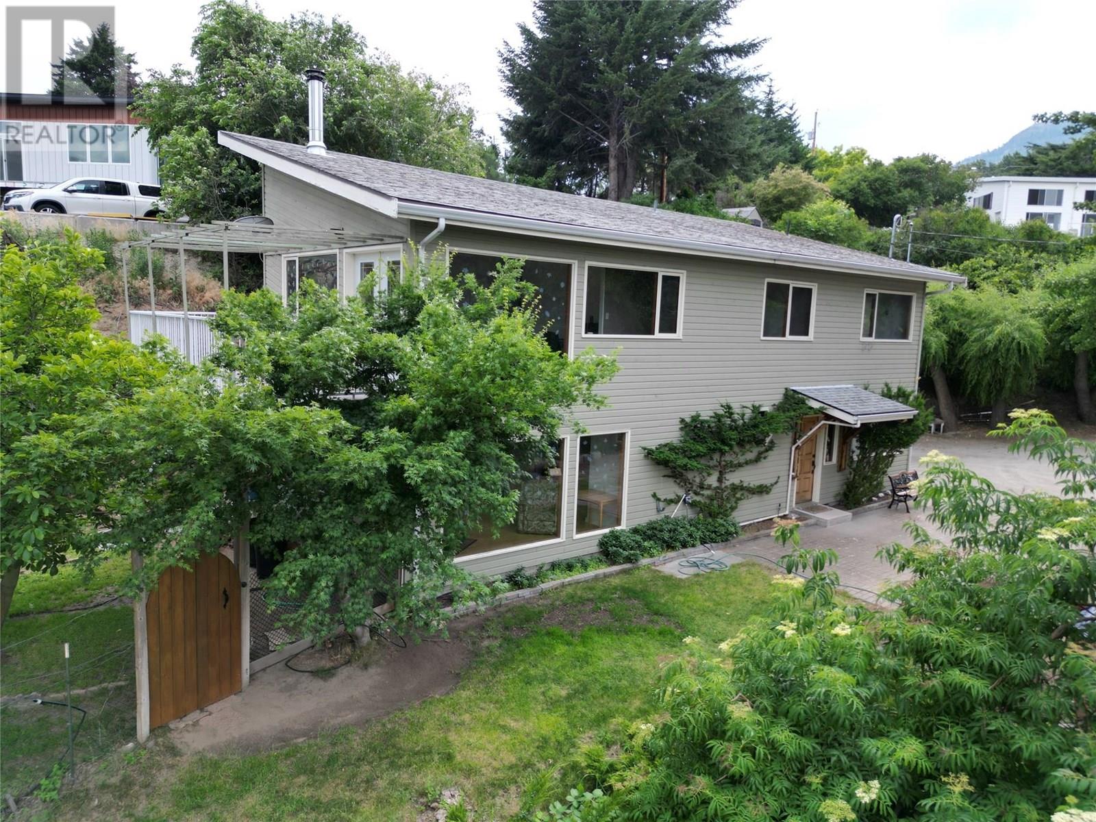 780 Pineview Dr, Kaleden, BC V0H 1K0