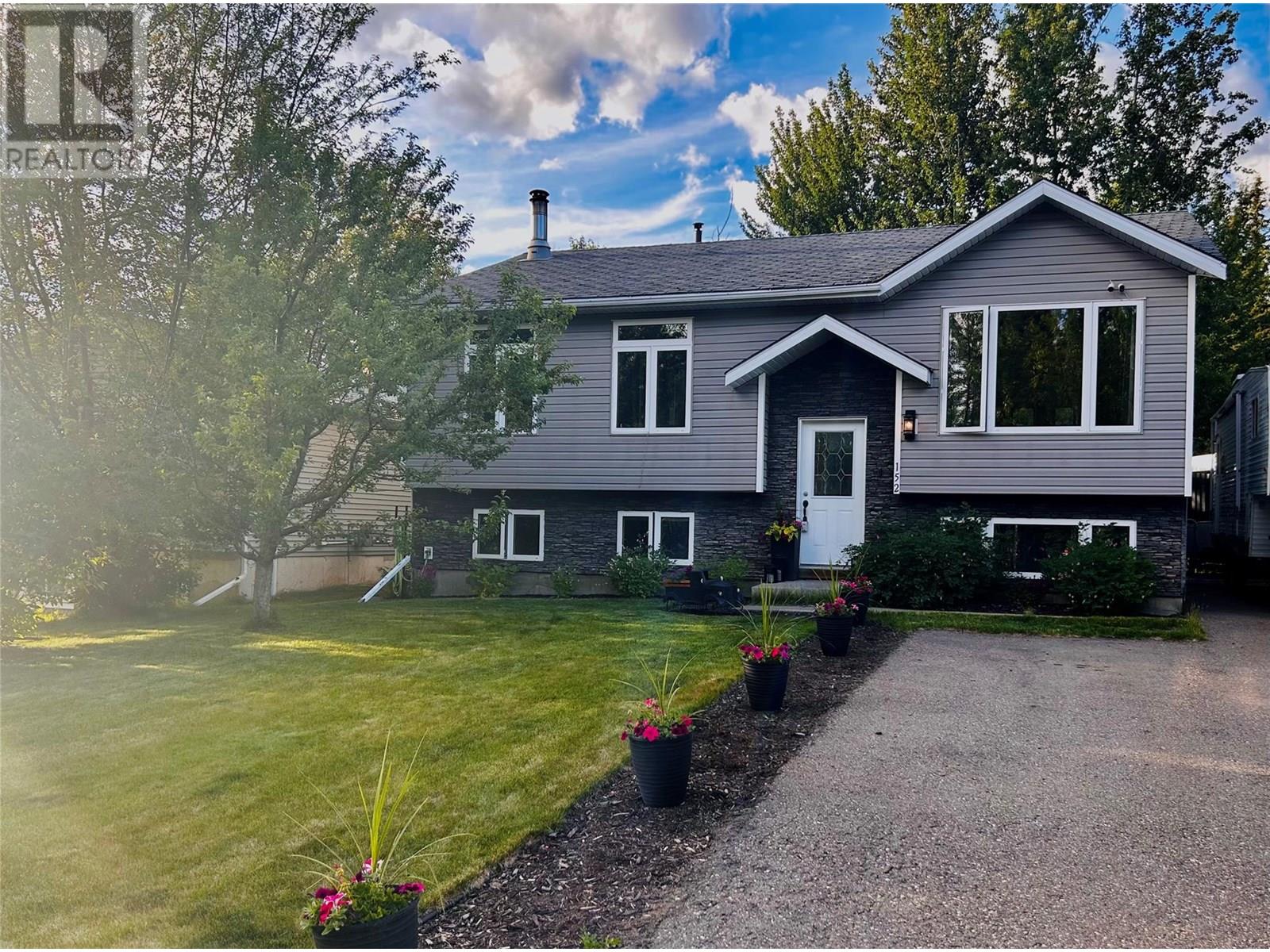 152 Wapiti Cres, Tumbler Ridge, BC V0C 2W0