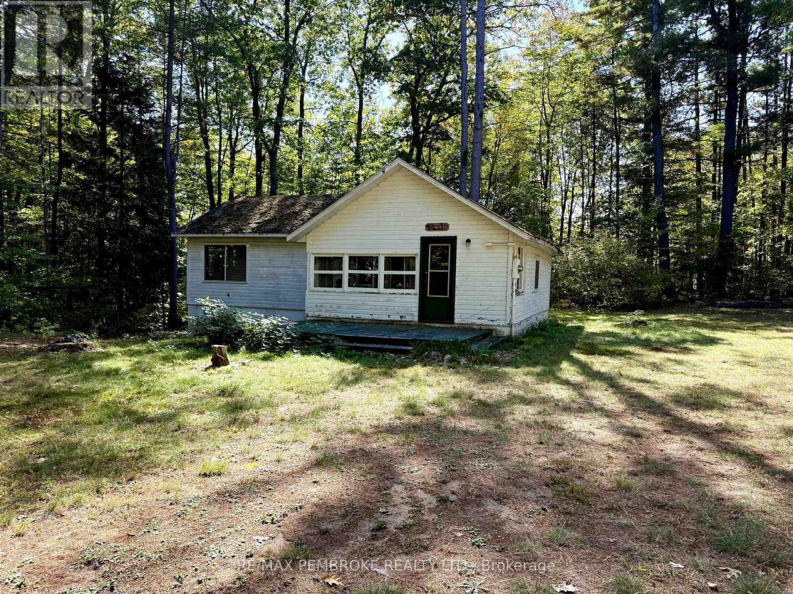 18 Amy Ln, Petawawa, ON K8H 3R4