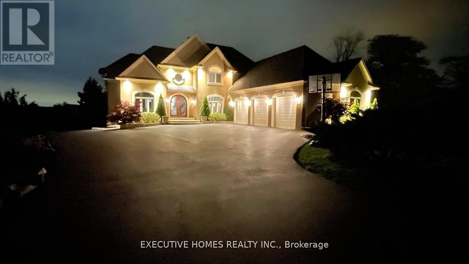 769 Mud St E, Hamilton, ON L8J 3B9