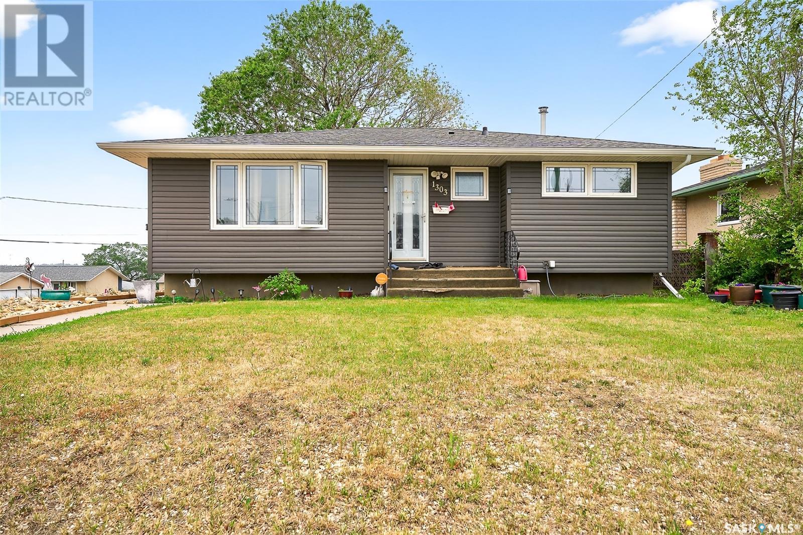 1303 Athabasca St W, Moose Jaw, SK S6H 6C8