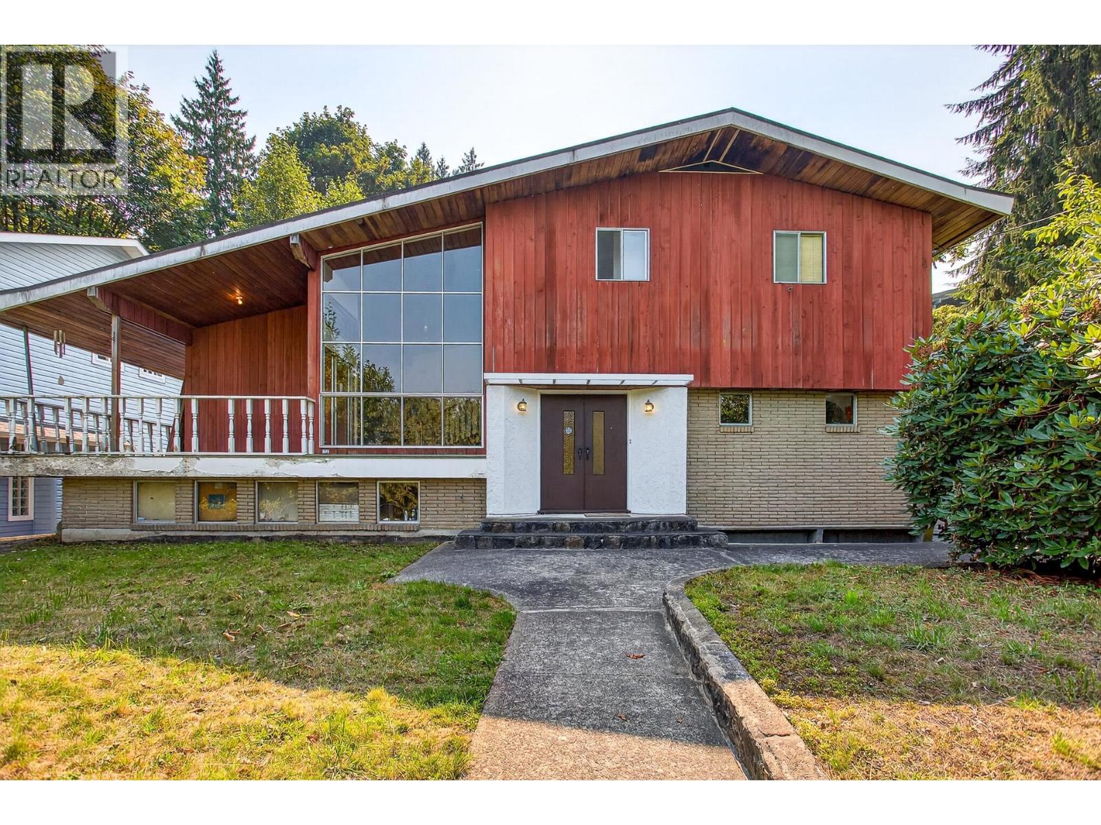 2337 St George St, Port Moody, BC V3H 2G3
