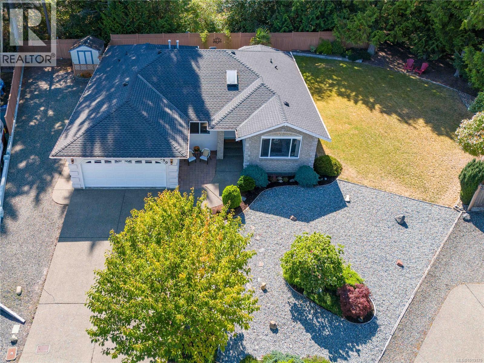 590 Hazelwood Pl, Qualicum Beach, BC V9K 1A1
