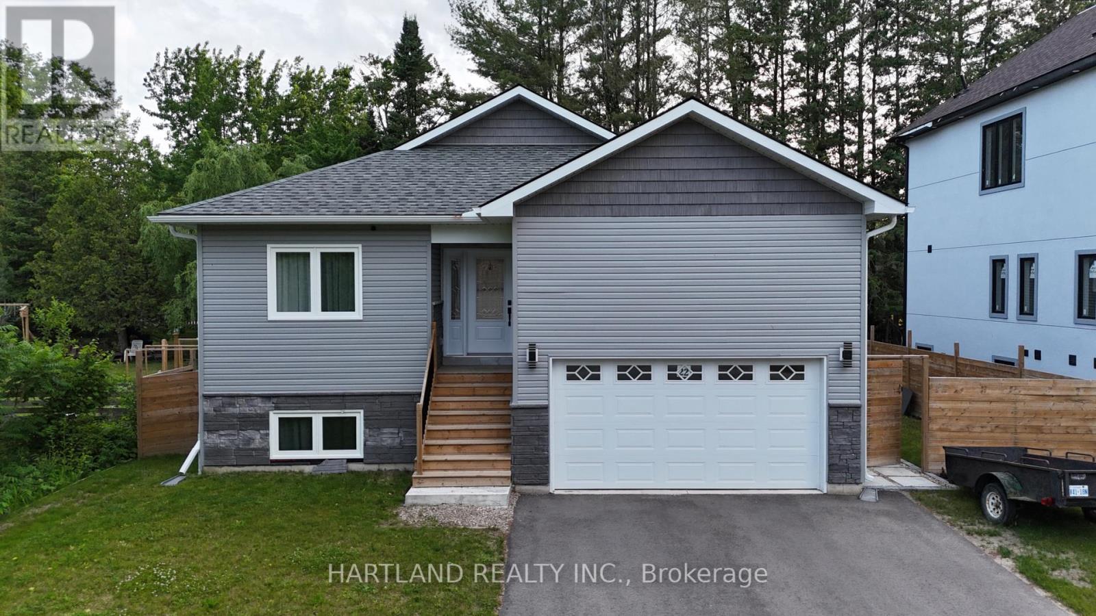 22 Berkely St, Wasaga Beach, ON L9Z 2N6
