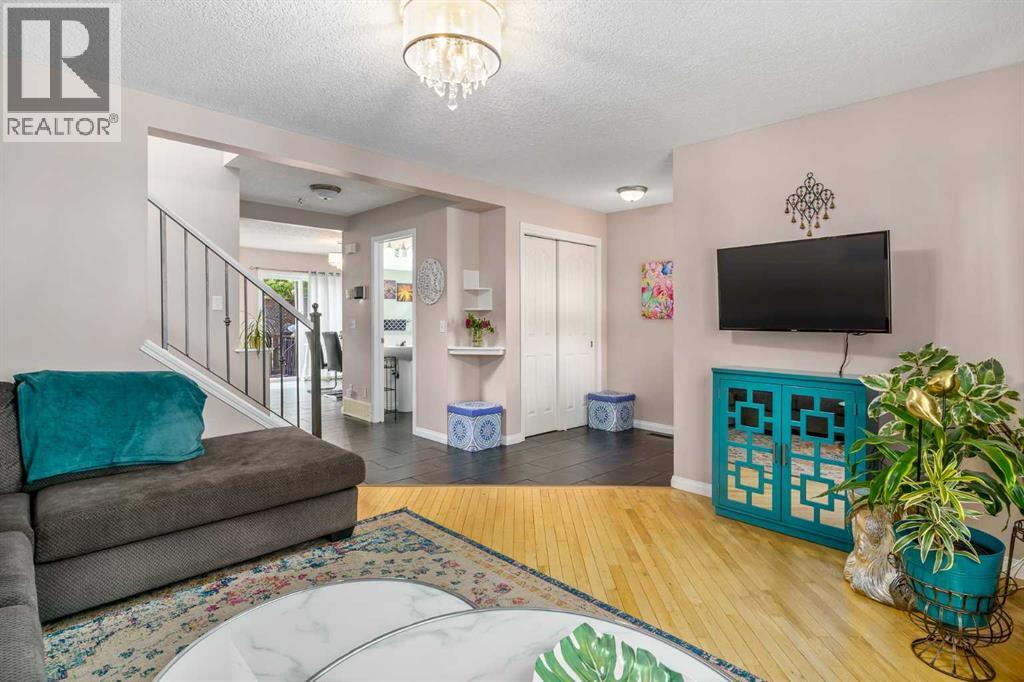 96 Everridge Way SW, Calgary, AB T2Y 4S9