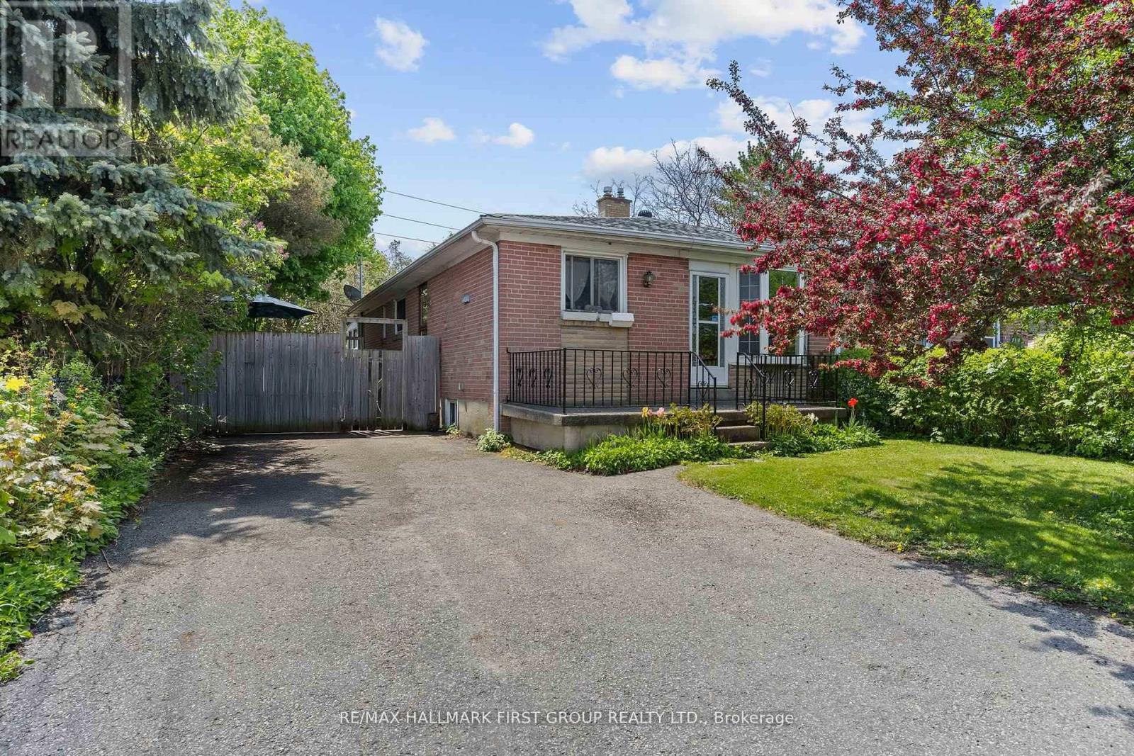121 Emperor St, Ajax, ON L1S 1N3