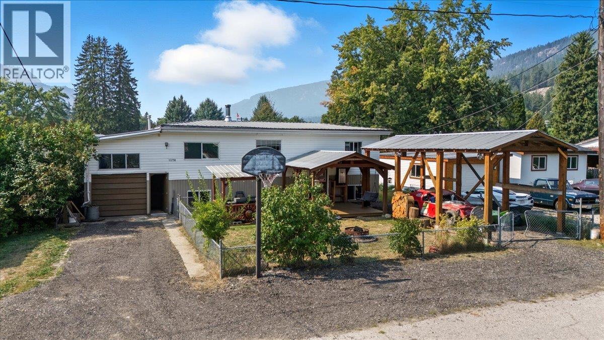 1076 Columbia Heights Rd, Castlegar, BC V1N 4V8