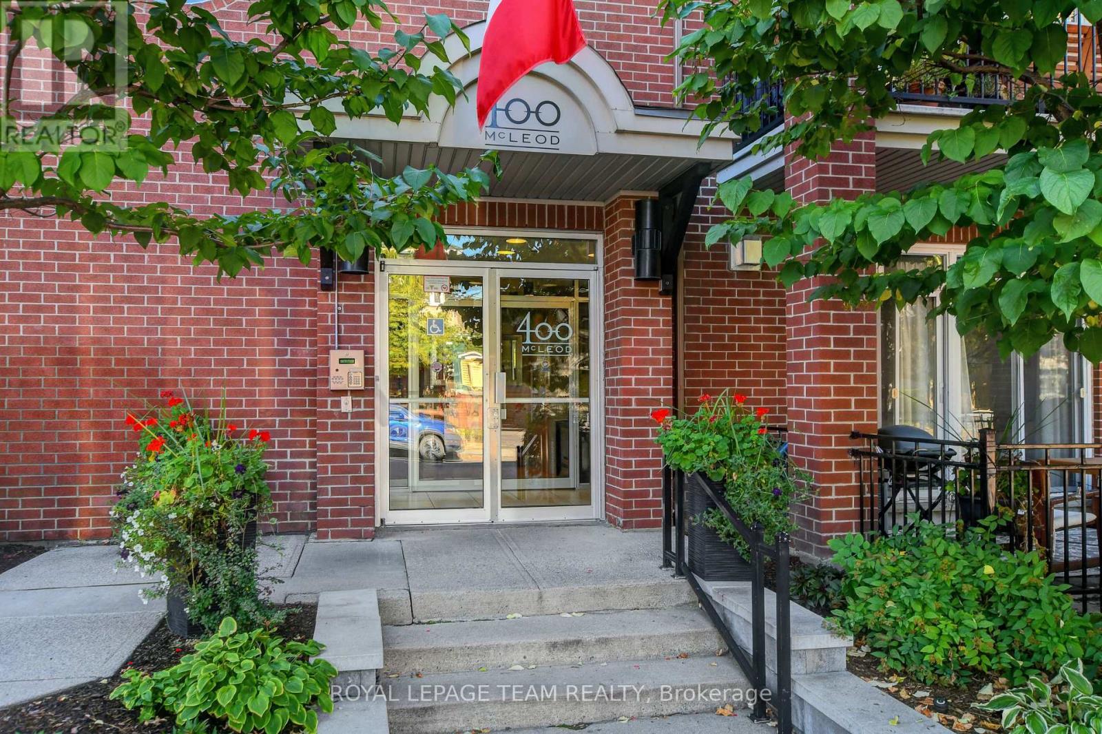 102 400 Mcleod St, Ottawa, ON K2P 1A6