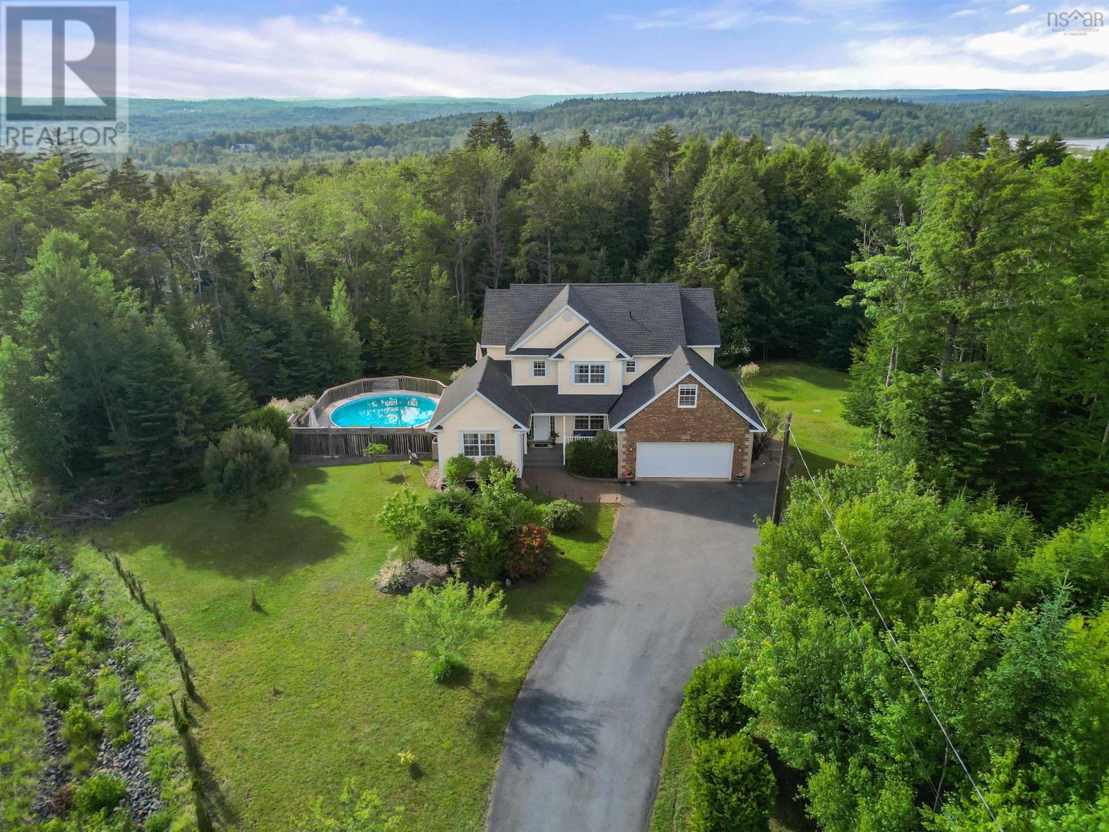 104 Talisman Dr, Fall River, NS B2T 1E8