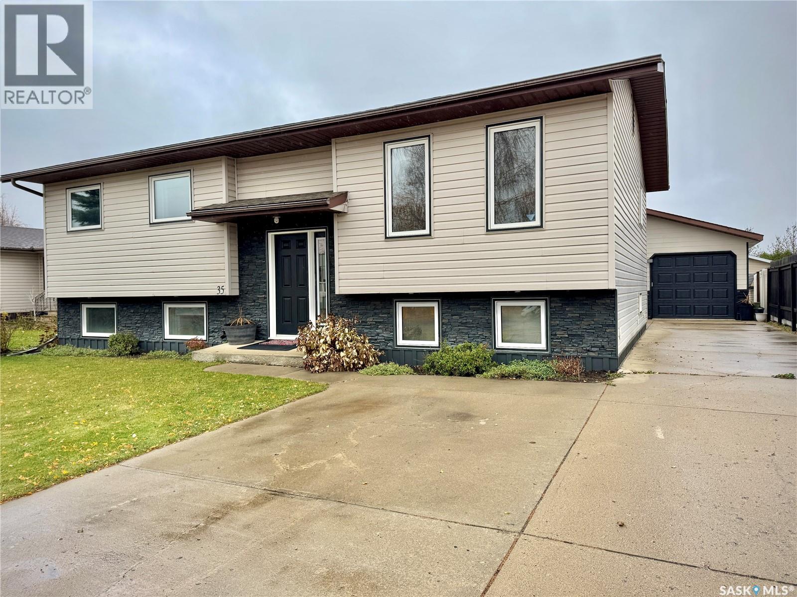 35 Blackwell Cres, Yorkton, SK S3N 3Y2