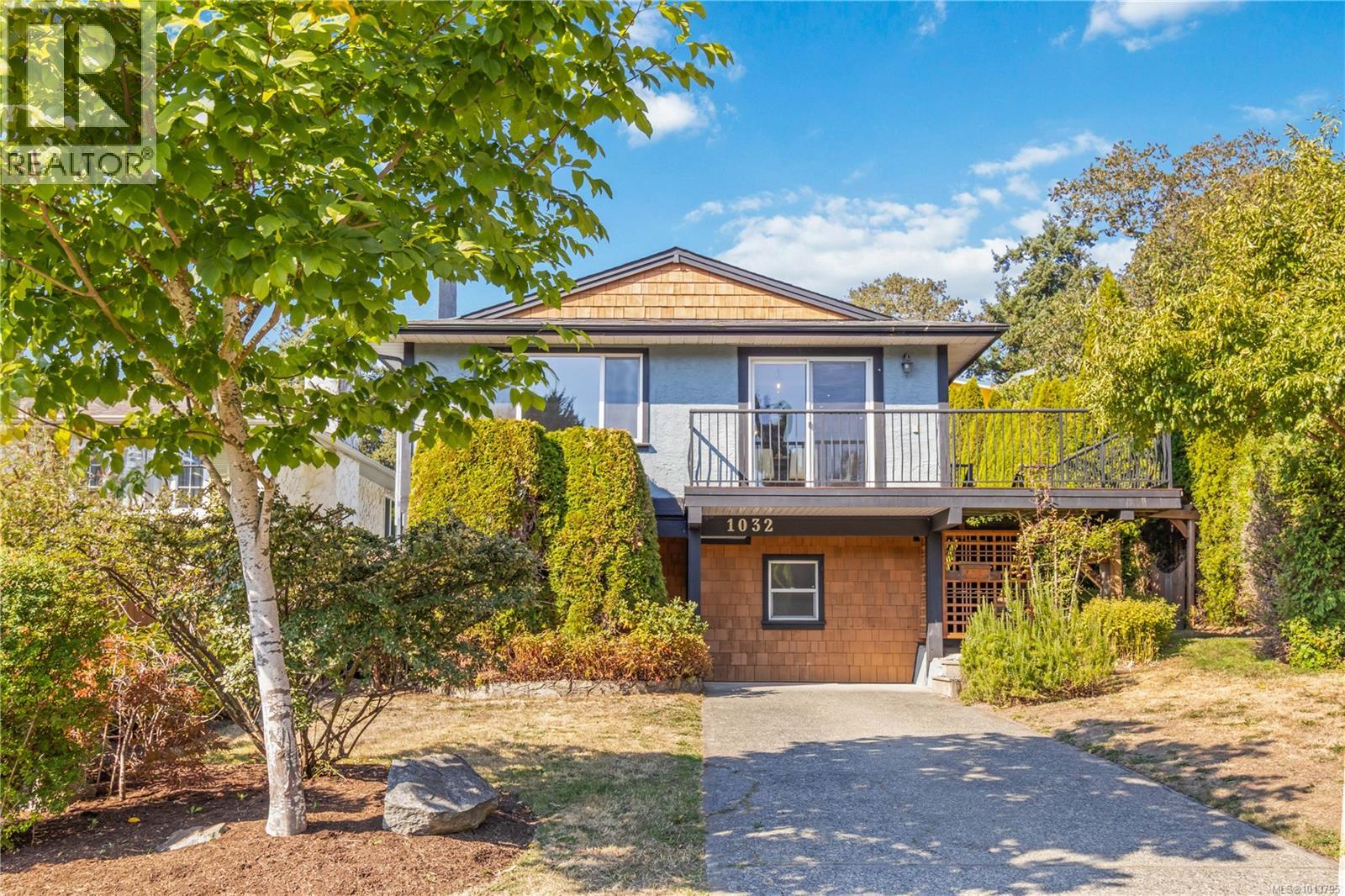 1032 Leeds Pl, Saanich, BC V8X 4C2