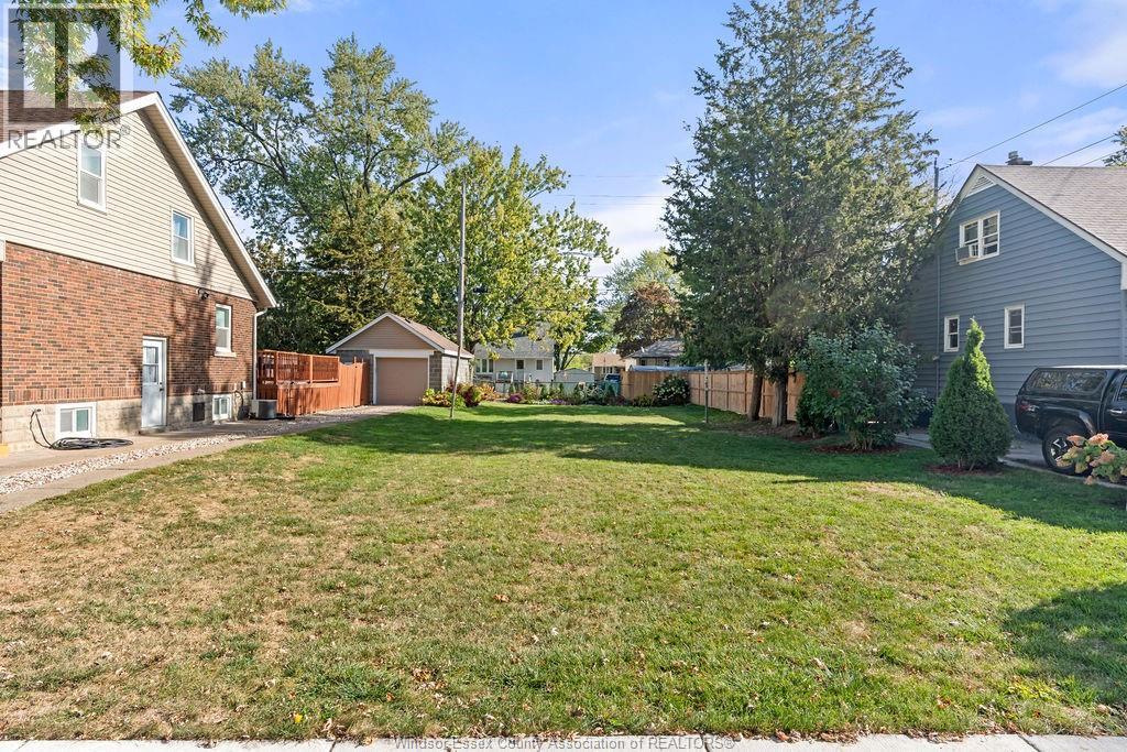 V/l Francois, Windsor, ON N8Y 4M2