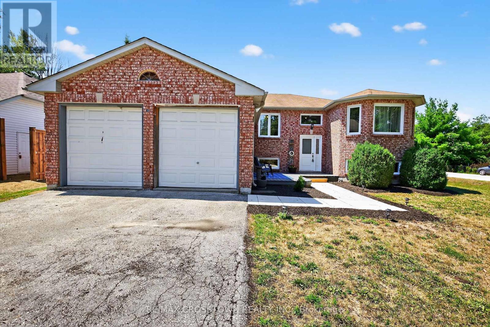2 Birchmount Cir, Wasaga Beach, ON L9Z 1H8