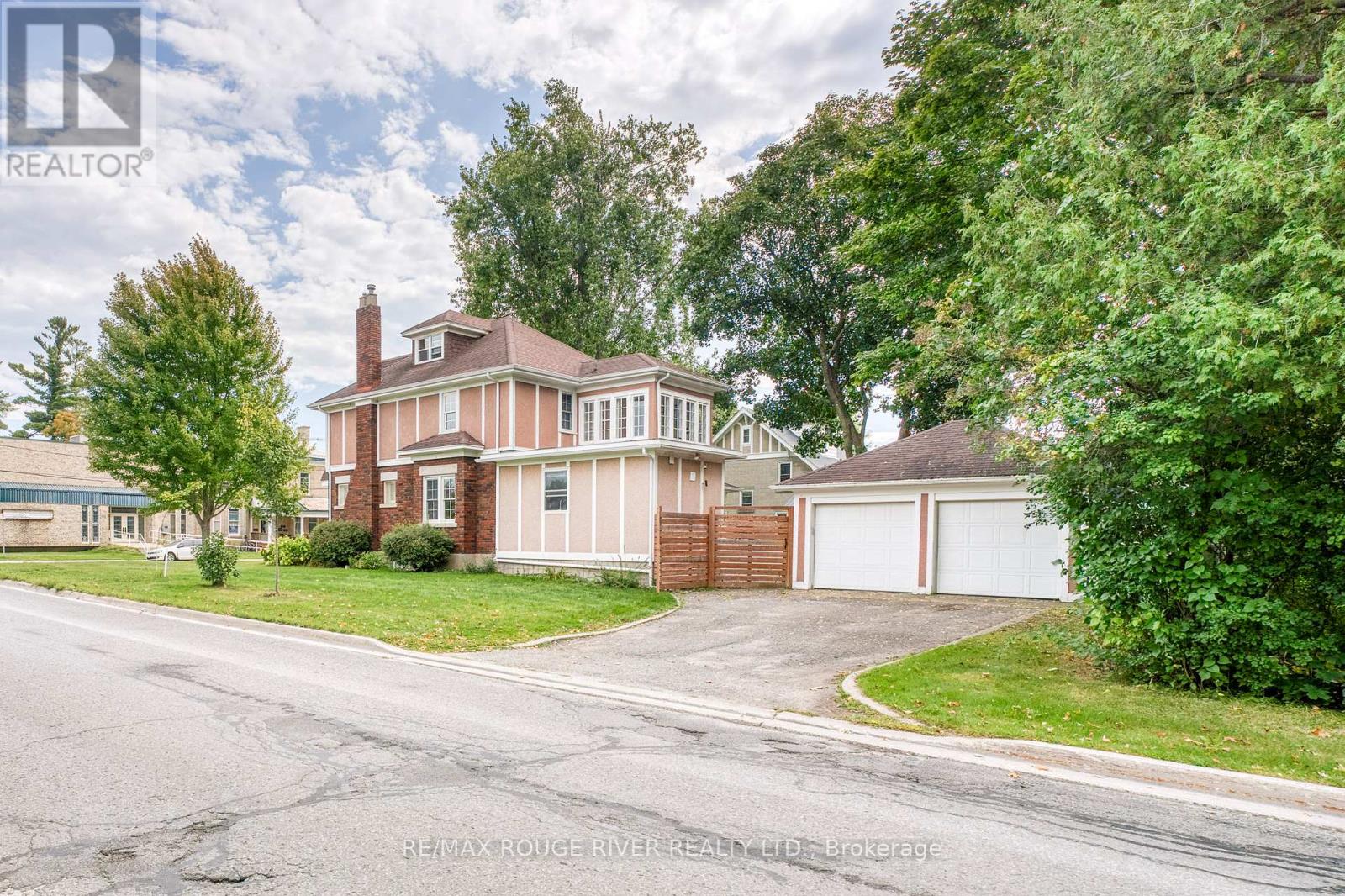 18 Victoria St, Perth, ON K7H 2H6
