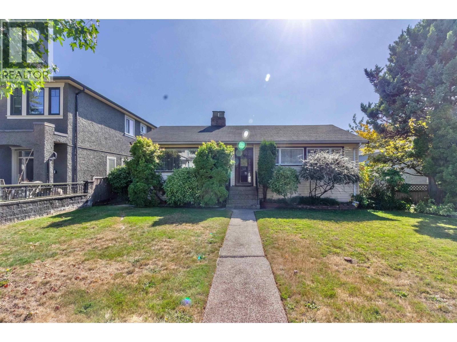 4342 Parker St, Burnaby, BC V5C 3C5