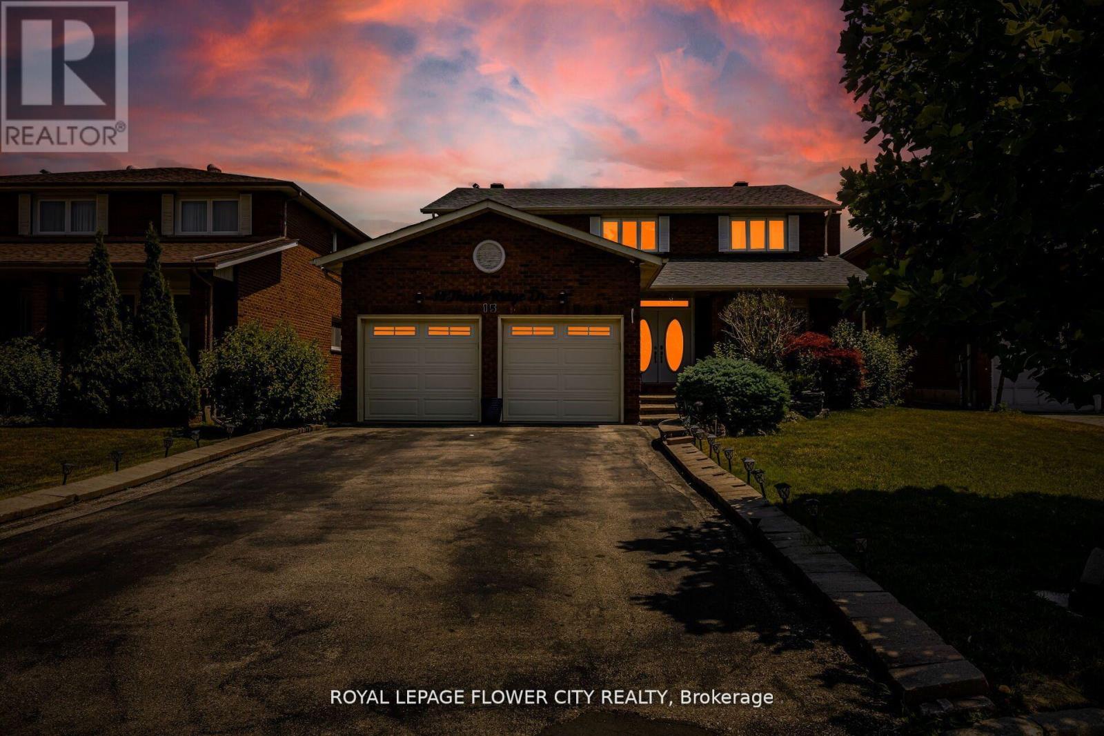 15 Thistle Ridge Dr E, Vaughan East Woodbridge, ON L2L 3K3