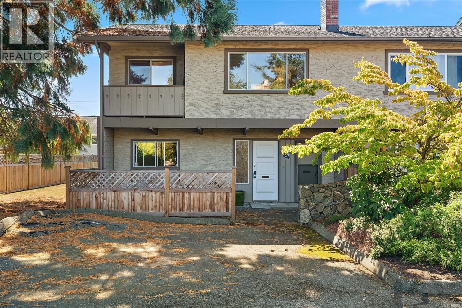 4051 Shelbourne St Unit 27 St, Saanich, BC V8N 3E5