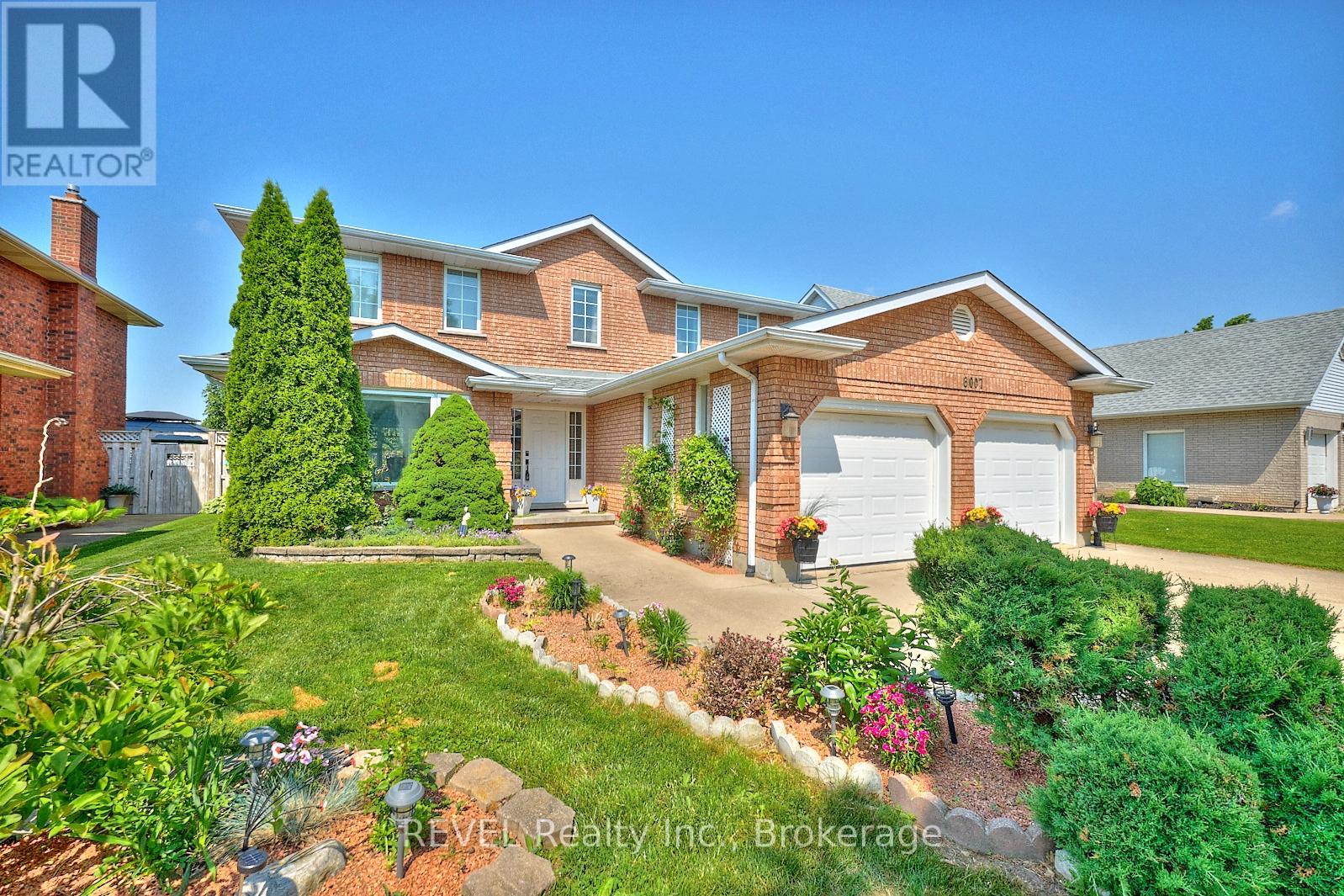8007 Oakridge Dr, Niagara Falls, ON L2H 2W1