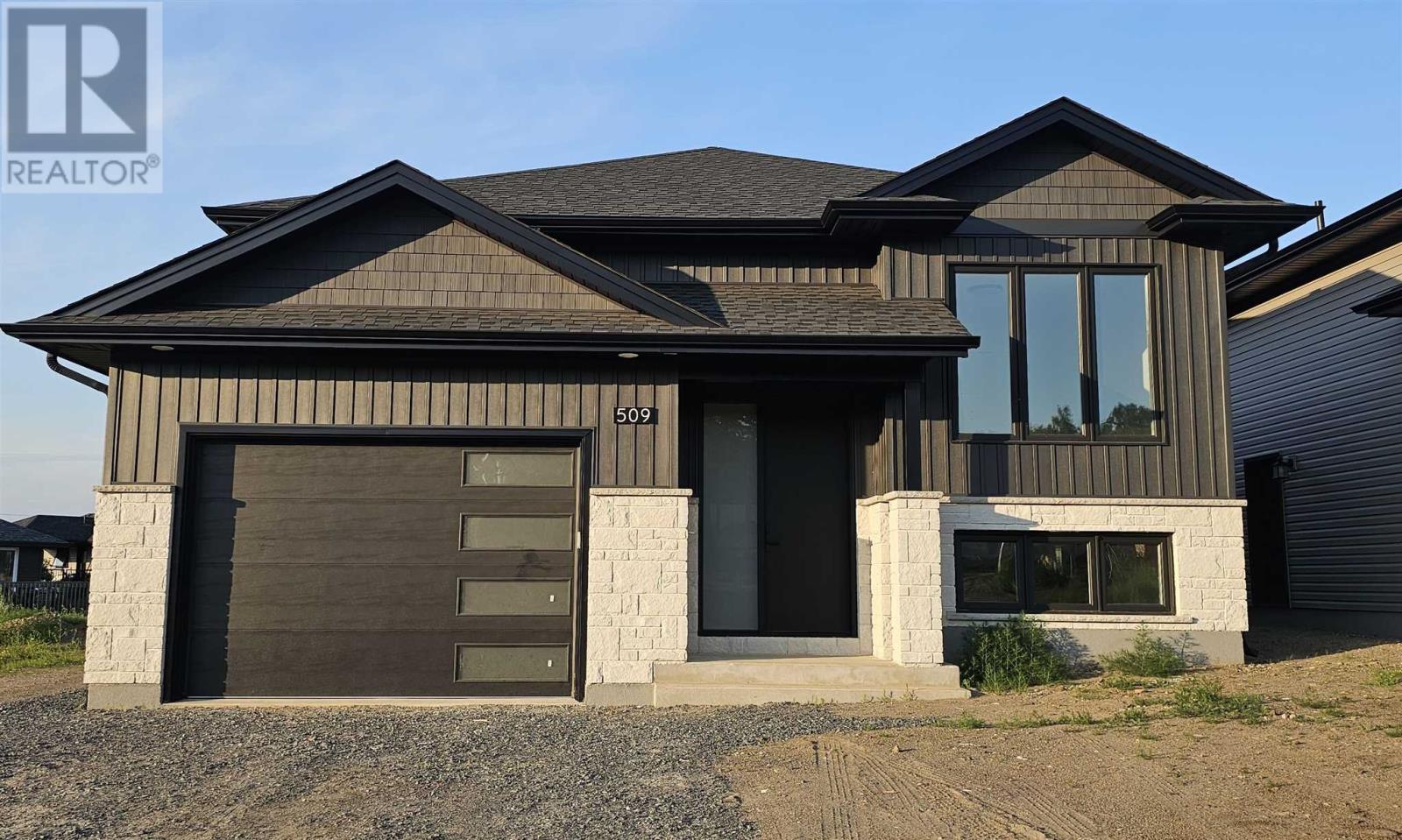 509 Aquamarine Dr, Thunder Bay, ON P7G 2T1