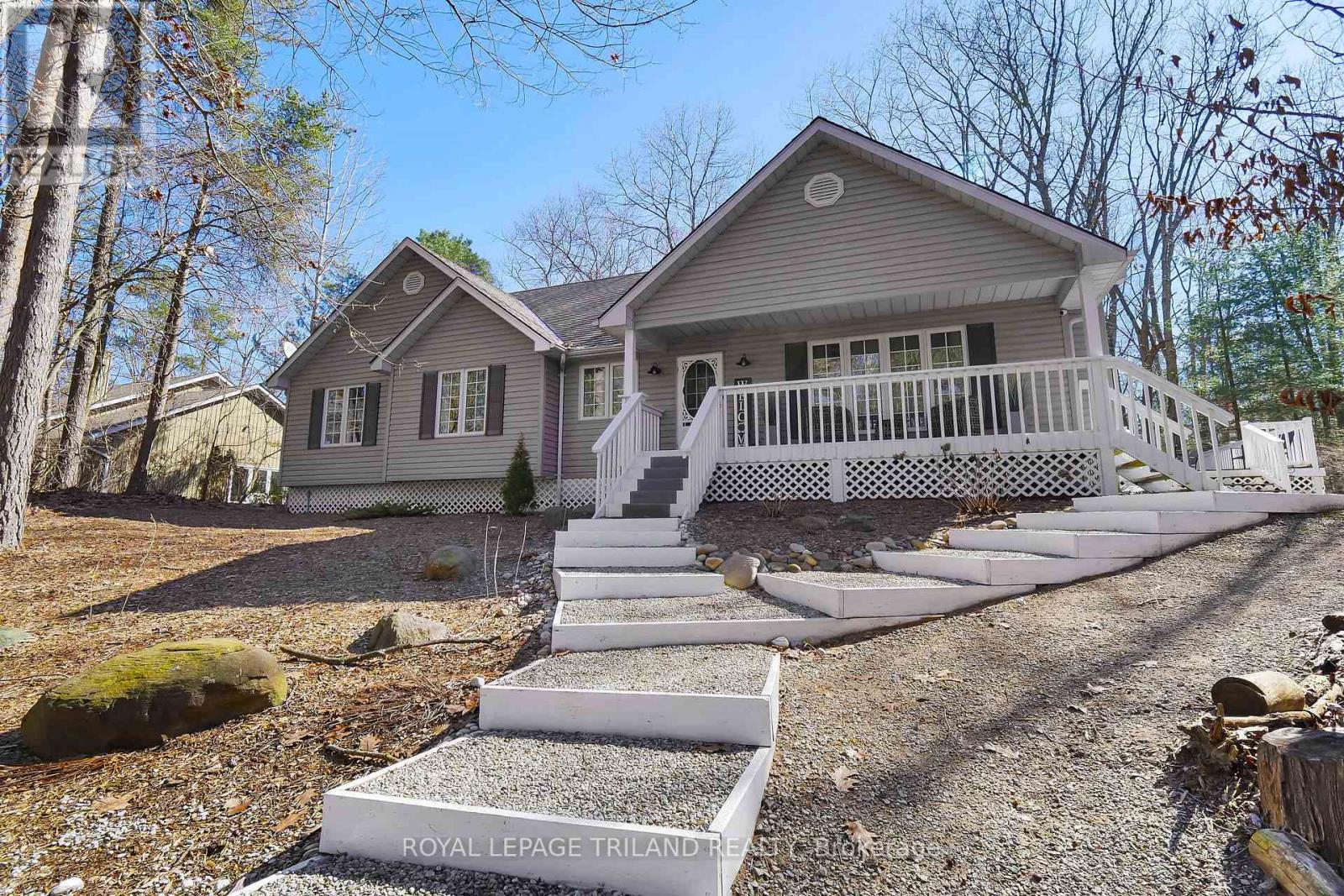 9945 Riverview Rd, Lambton Shores, ON N0M 1T0