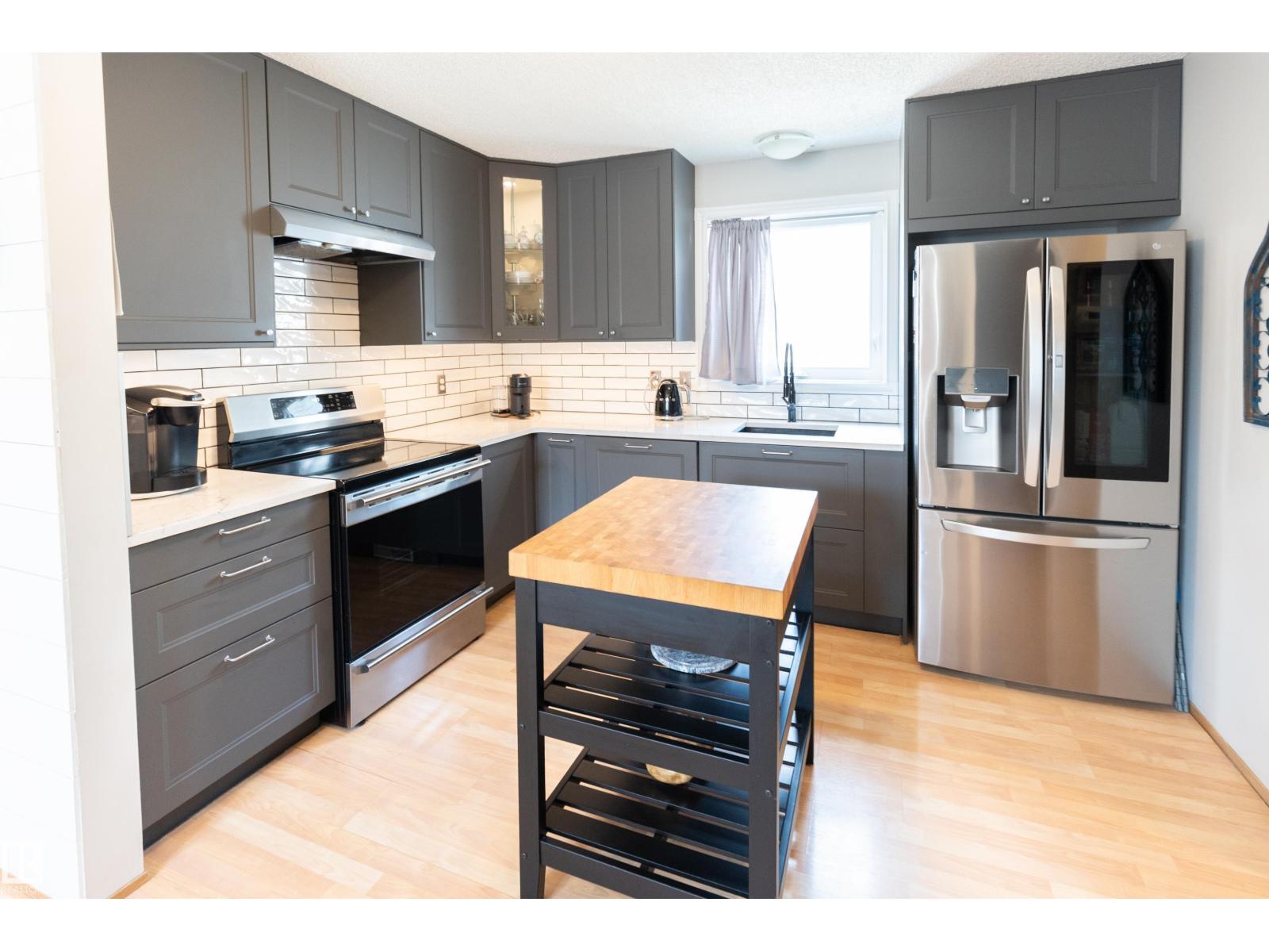 224 Kirkwood Ave NW, Edmonton, AB T6L 5A8