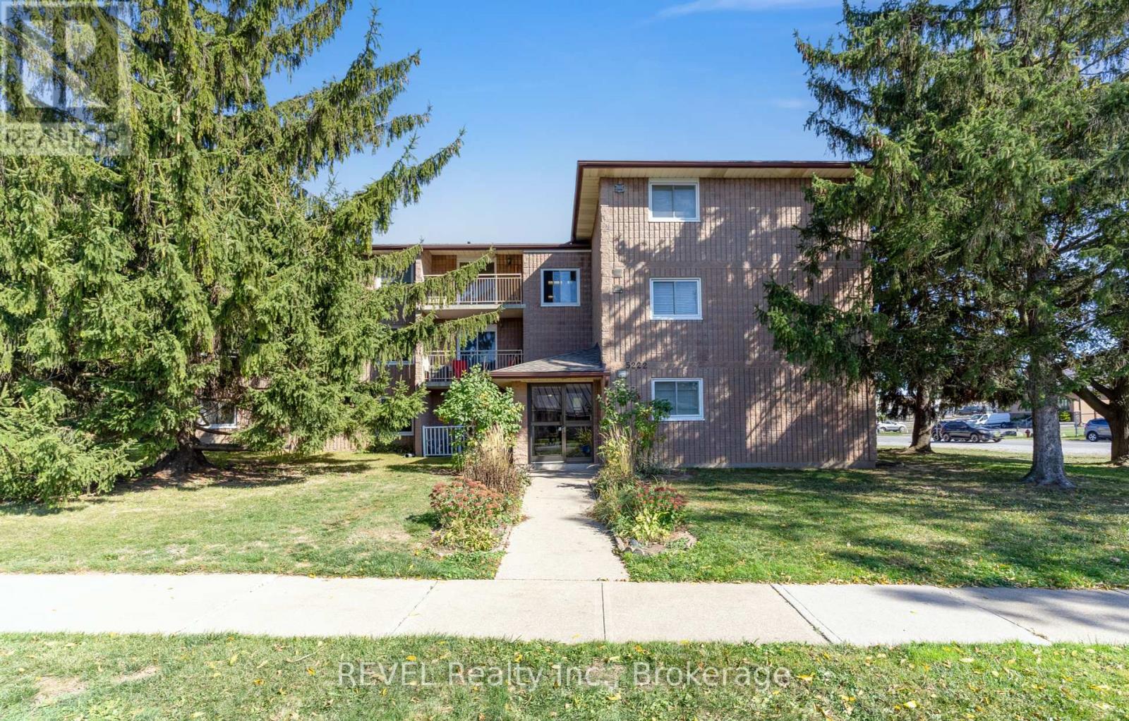 305 5222 Portage Rd, Niagara Falls, ON L2E 6Z4