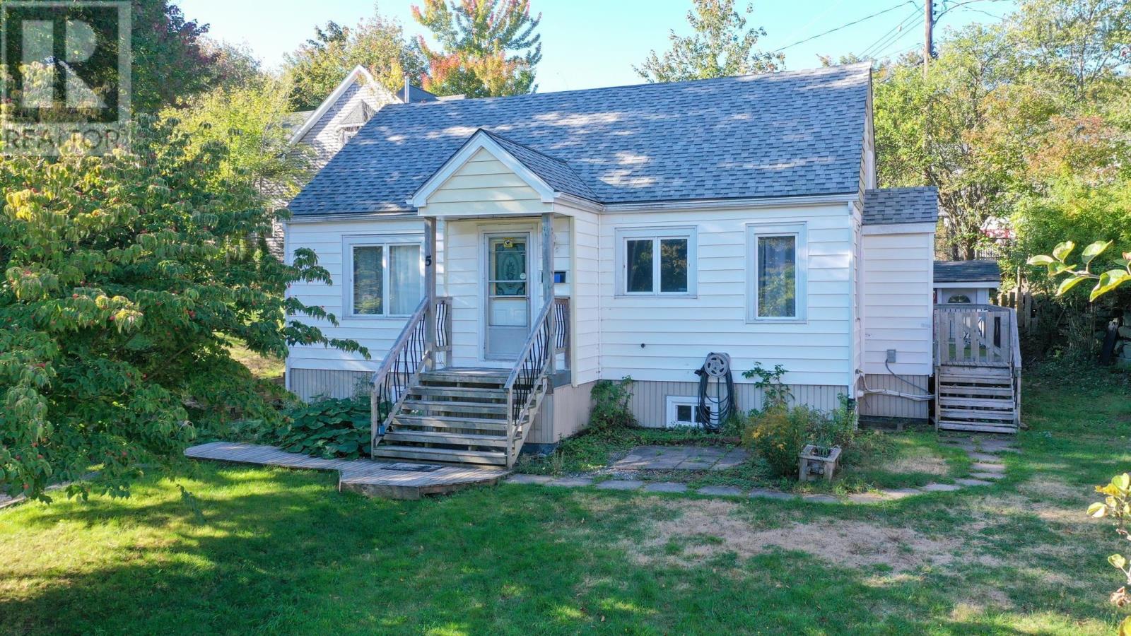 5 Bonaventure Dr, Halifax, NS B3M 1R9