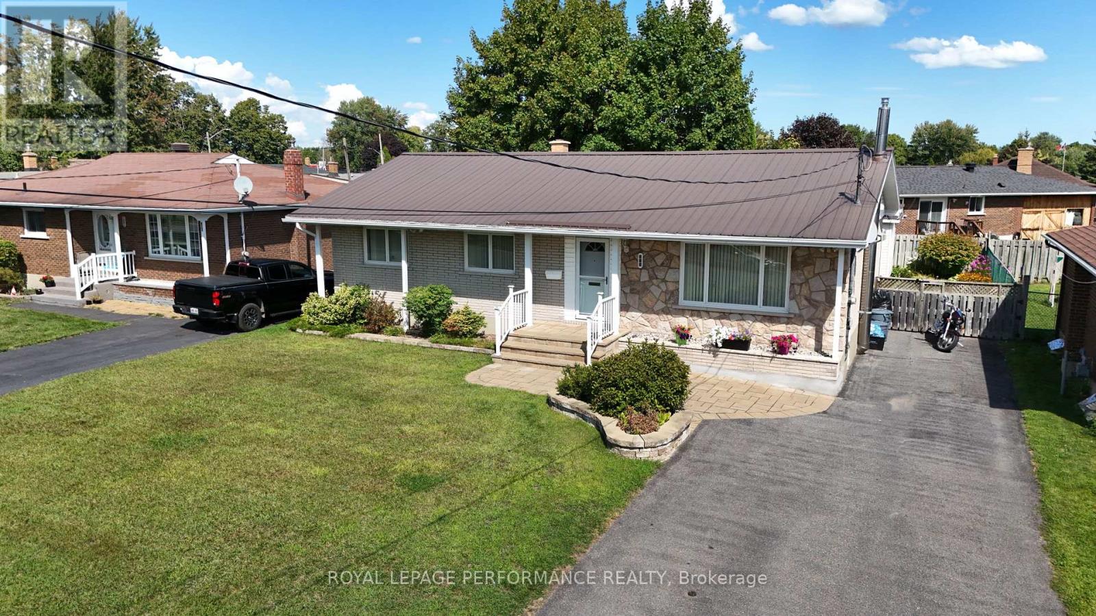 808 Carleton St, Cornwall, ON K6H 4Y5
