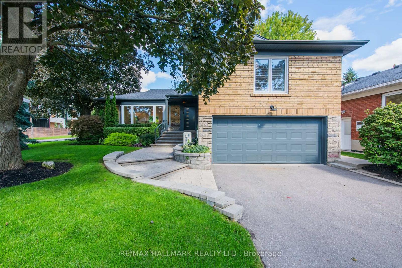 23 Fernalroy Blvd, Toronto, ON M8Z 3W1
