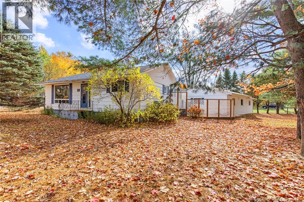 27 Grasse Cir, Fredericton, NB E3A 7S8