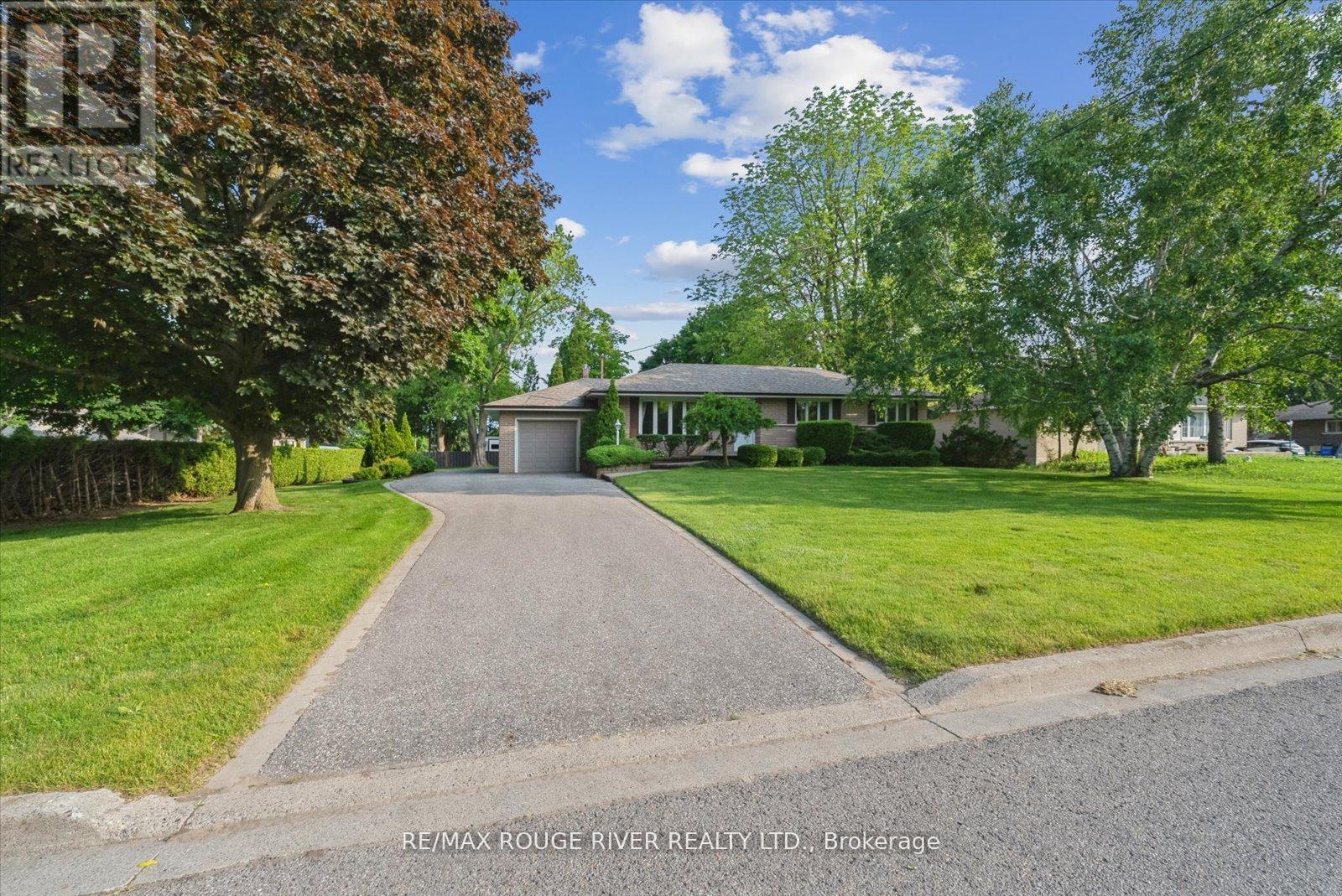 15 Westwood Dr, Whitby Blue Grass Meadows, ON L1N 3N8
