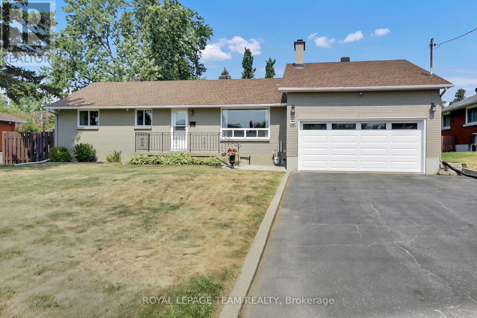 43 Epworth Ave, Ottawa, ON K2G 2L8