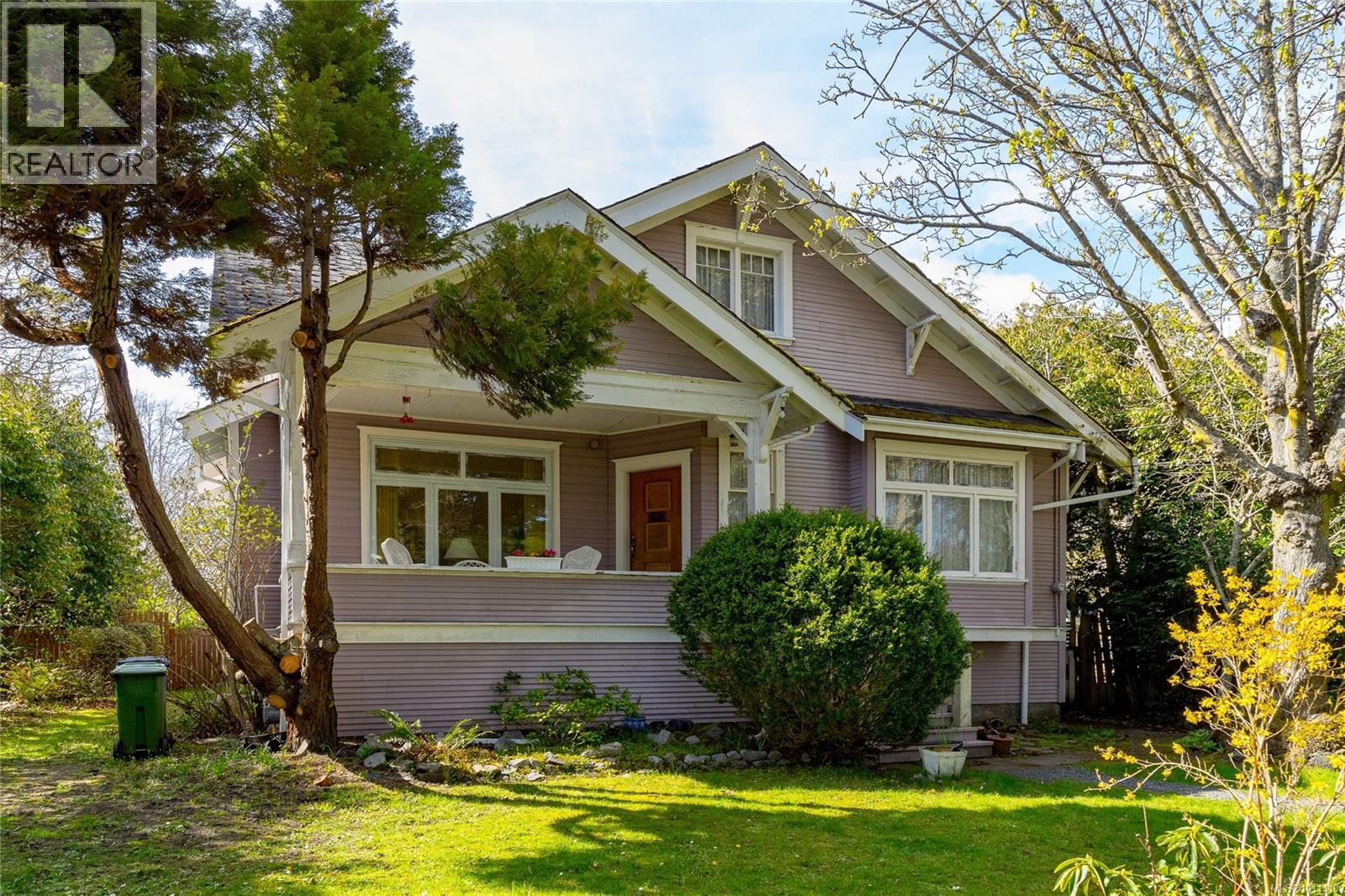 1070 St David St, Oak Bay, BC V8S 4Y8