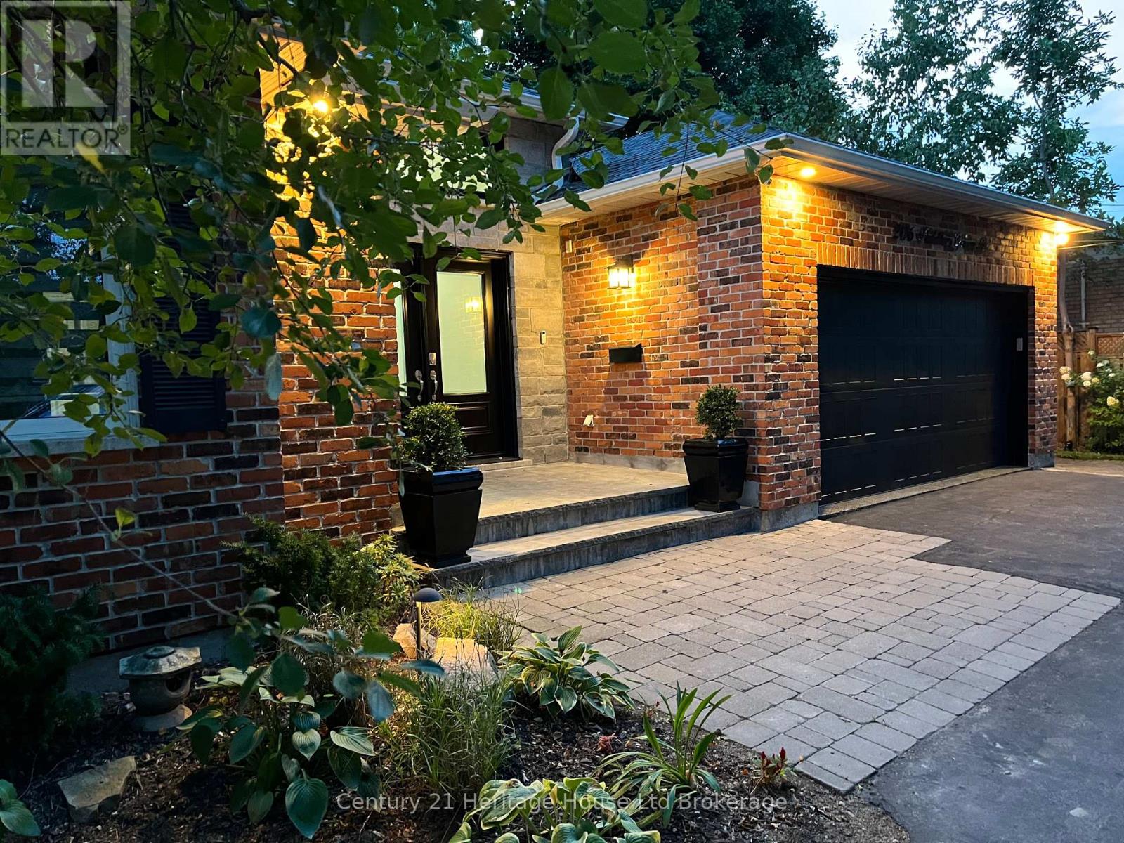 206 Fiddlers Green Rd, Hamilton, ON L9G 1W6