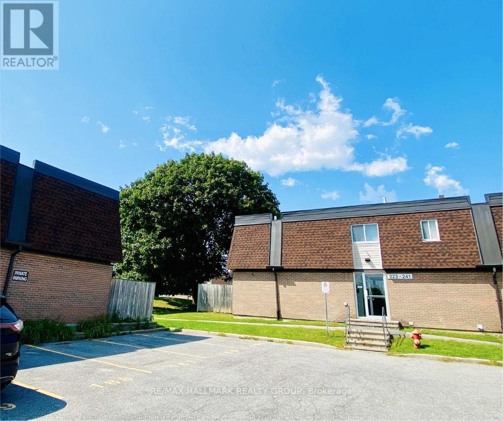 235 Ridgepark Private, Ottawa, ON K2G 1H1