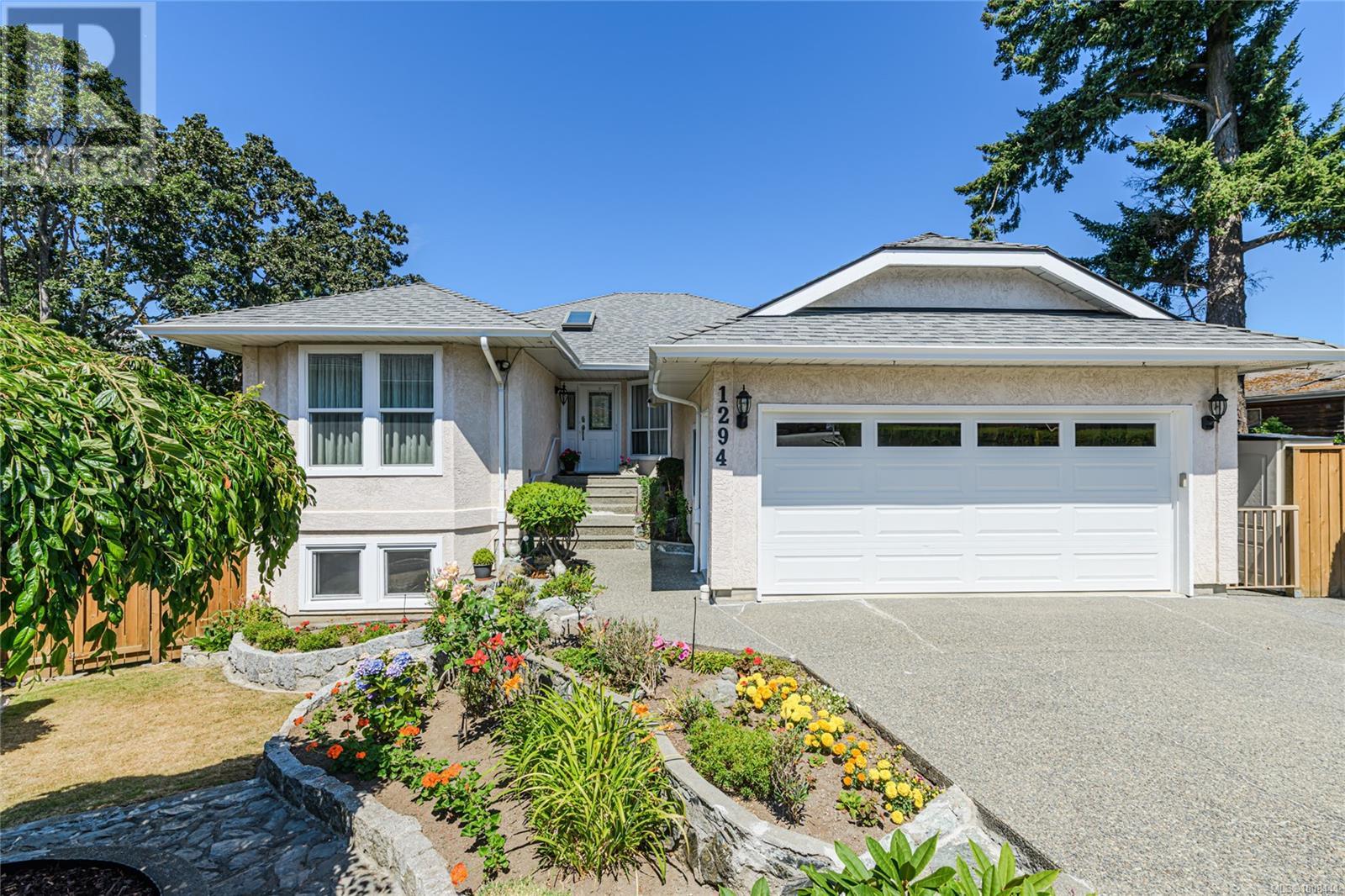 1294 Carmichael Crt Ct, Saanich, BC V8Z 7B9