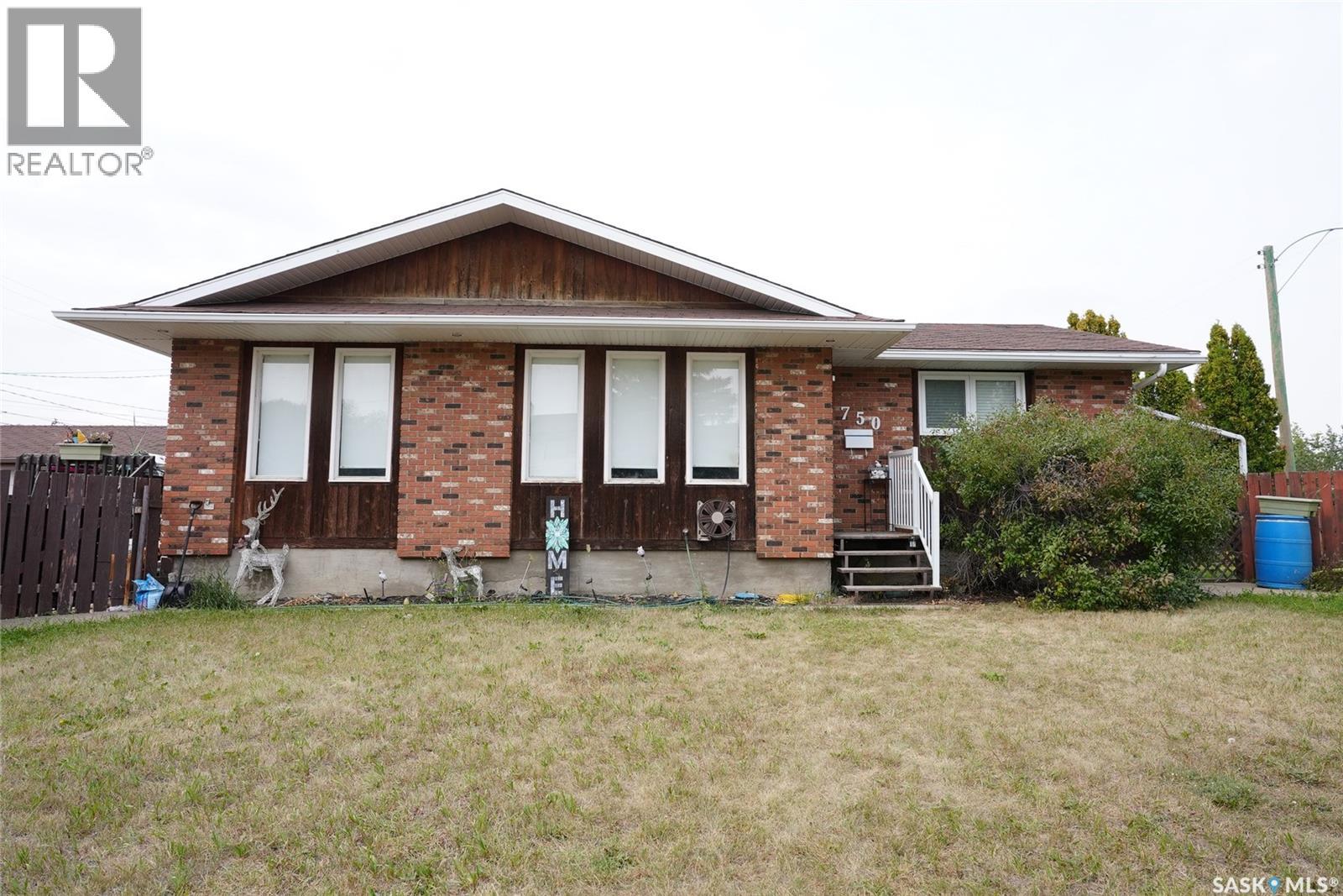 750 15 Avenue Northwest, Moose Jaw, SK S6H 7P6