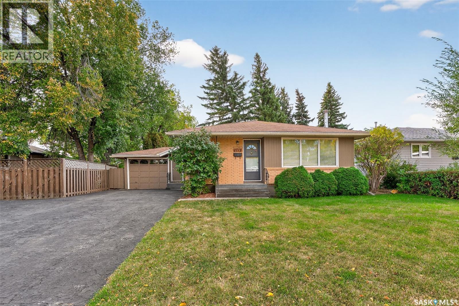 1113 Vaughan St, Moose Jaw, SK S6H 5P3
