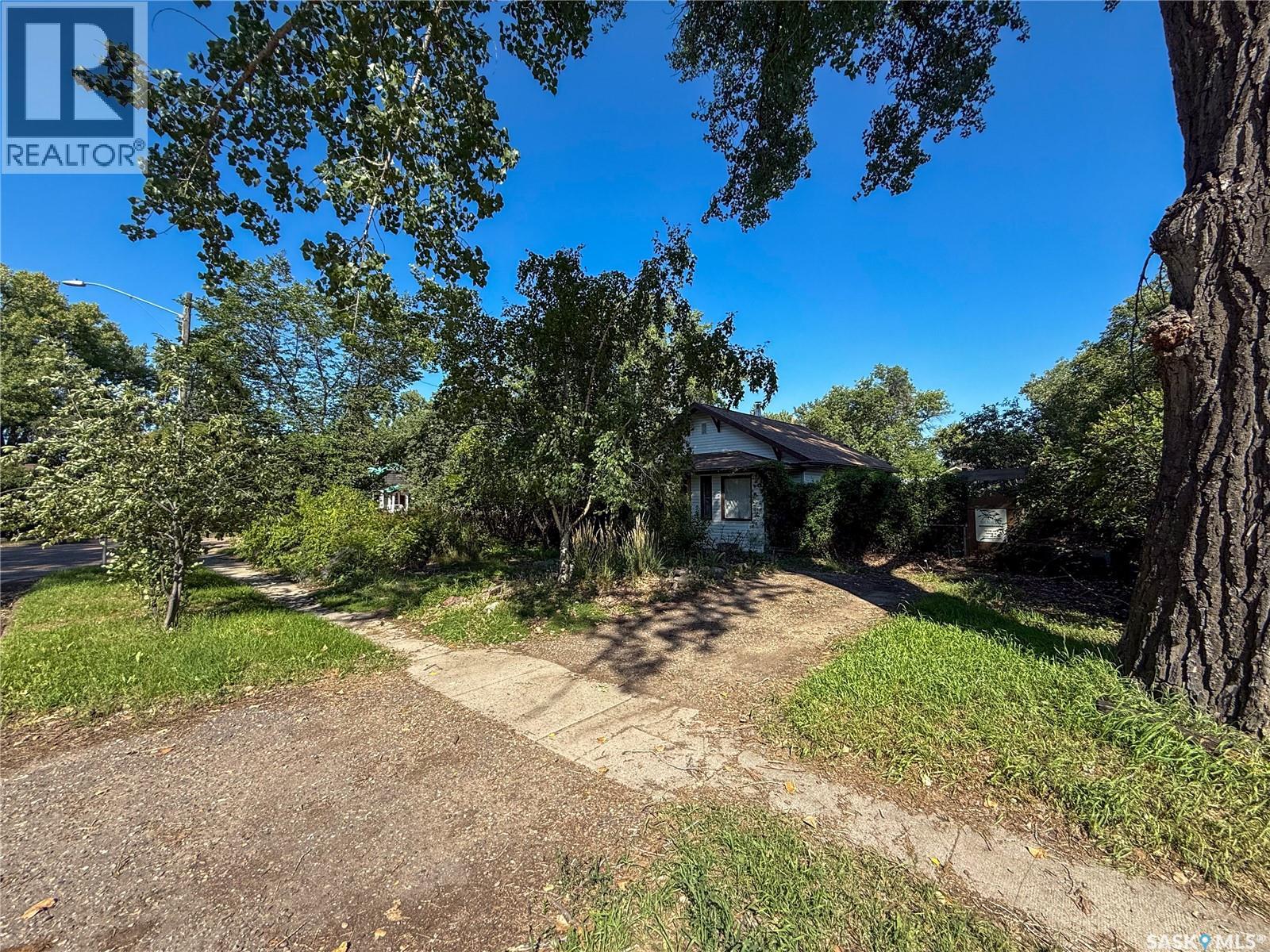 137 Fir Ave N, Eastend, SK S0N 0T0