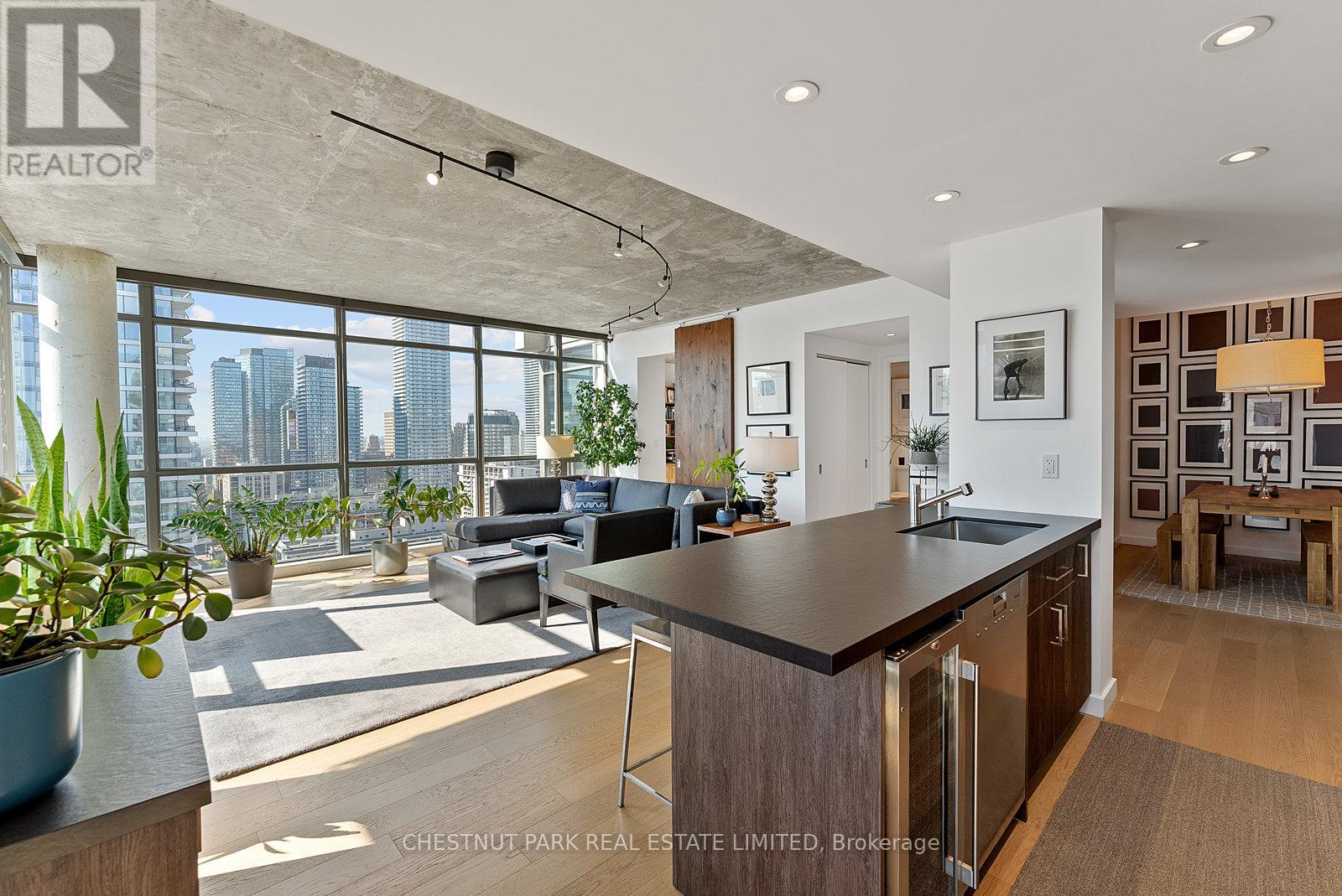2502 281 Mutual St, Toronto, ON M4Y 3C4