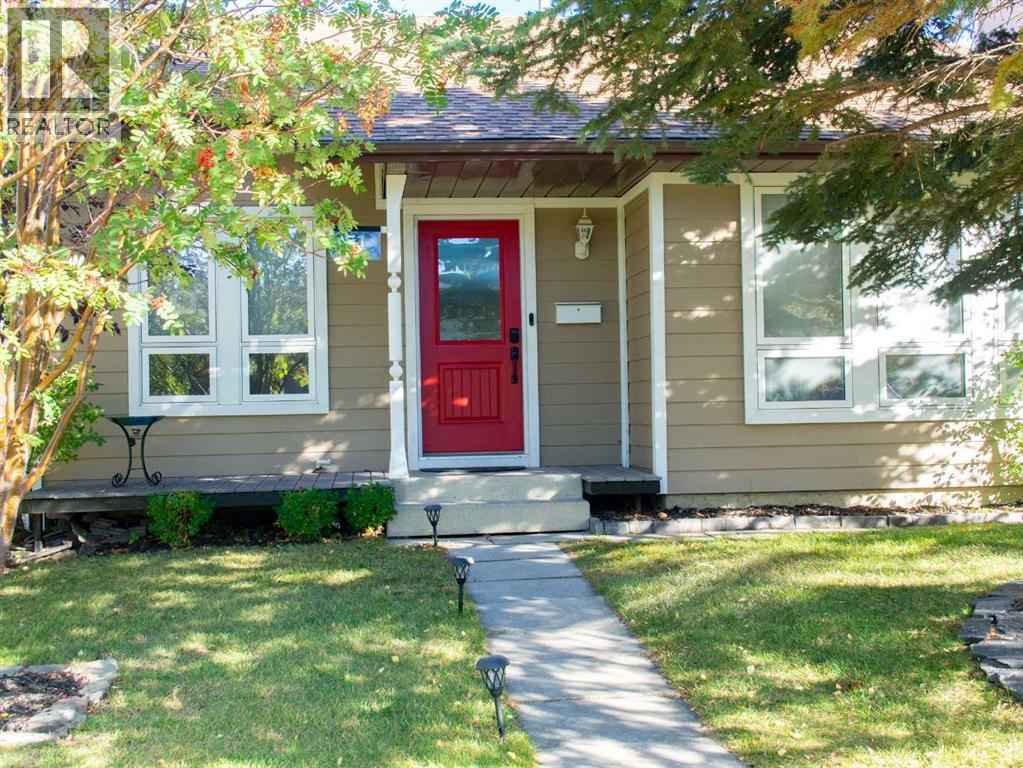 51 Bearberry Bay NW, Calgary, AB T3K 1R6