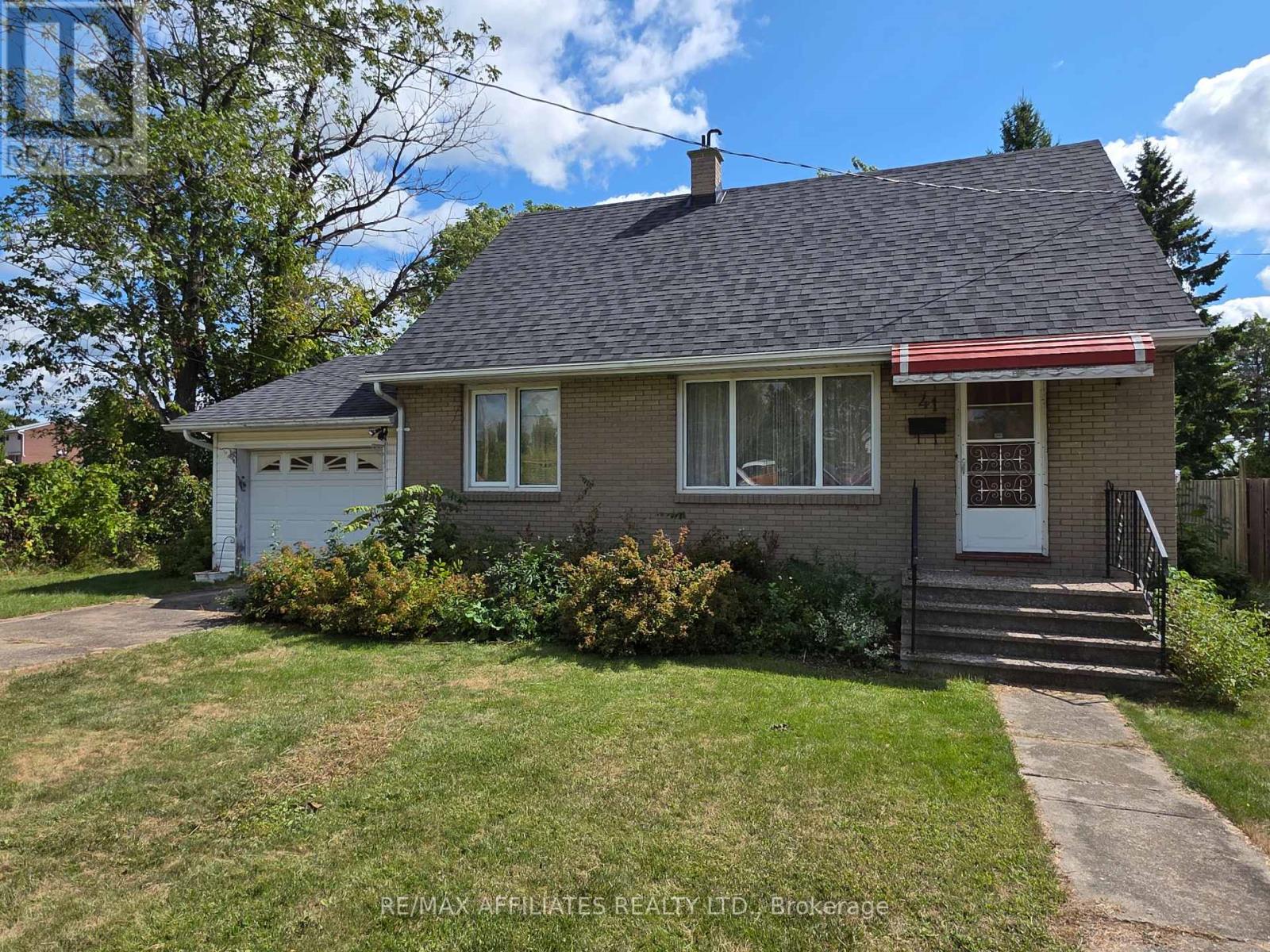 41 Elgin St W, Smiths Falls, ON K7A 3C5