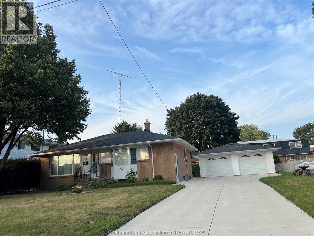61 Semenyn Ave, Chatham, ON N7L 3R7