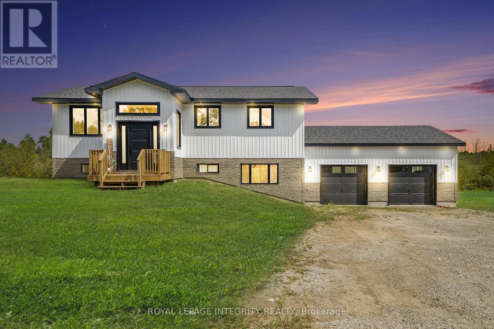 915 Code Dr, Montague, ON K7A 4S6