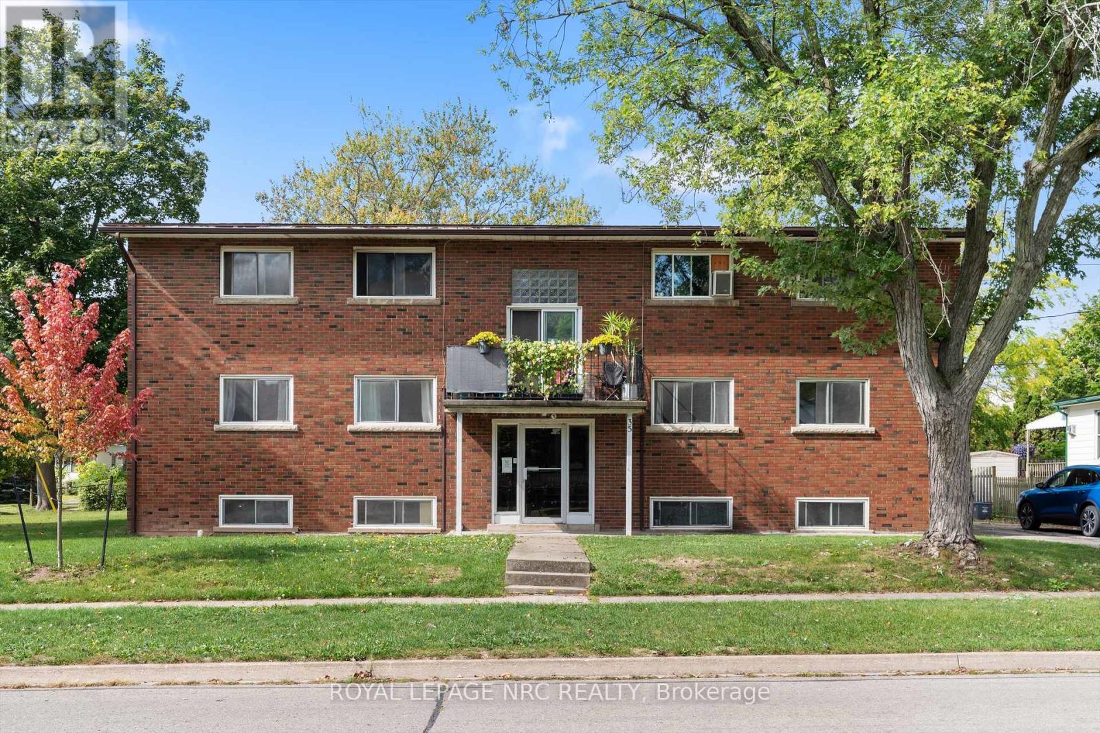 35 Aqueduct St, Welland, ON L3C 1B7