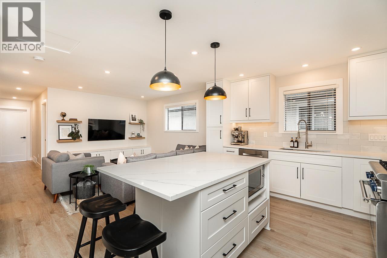 1822 Fraser Ave, Port Coquitlam, BC V3B 1N1