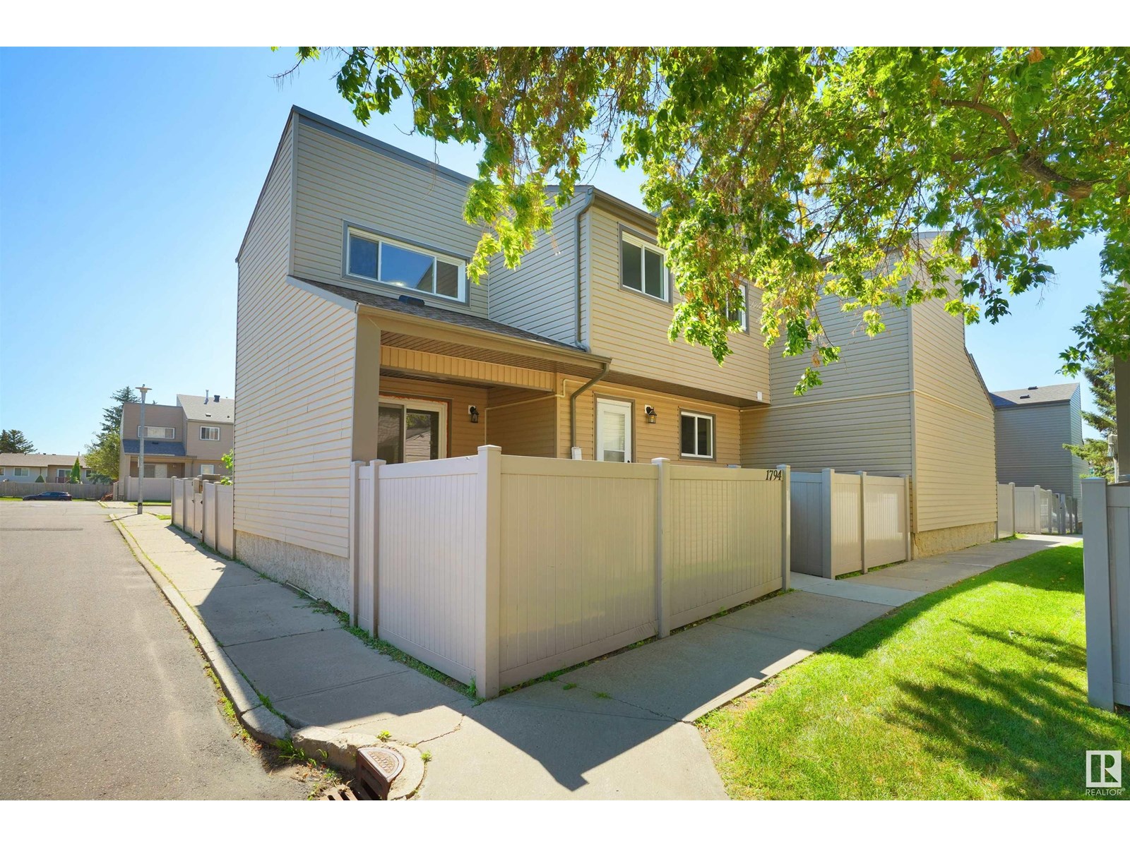 1794 Lakewood S NW, Edmonton, AB T6K 3B6