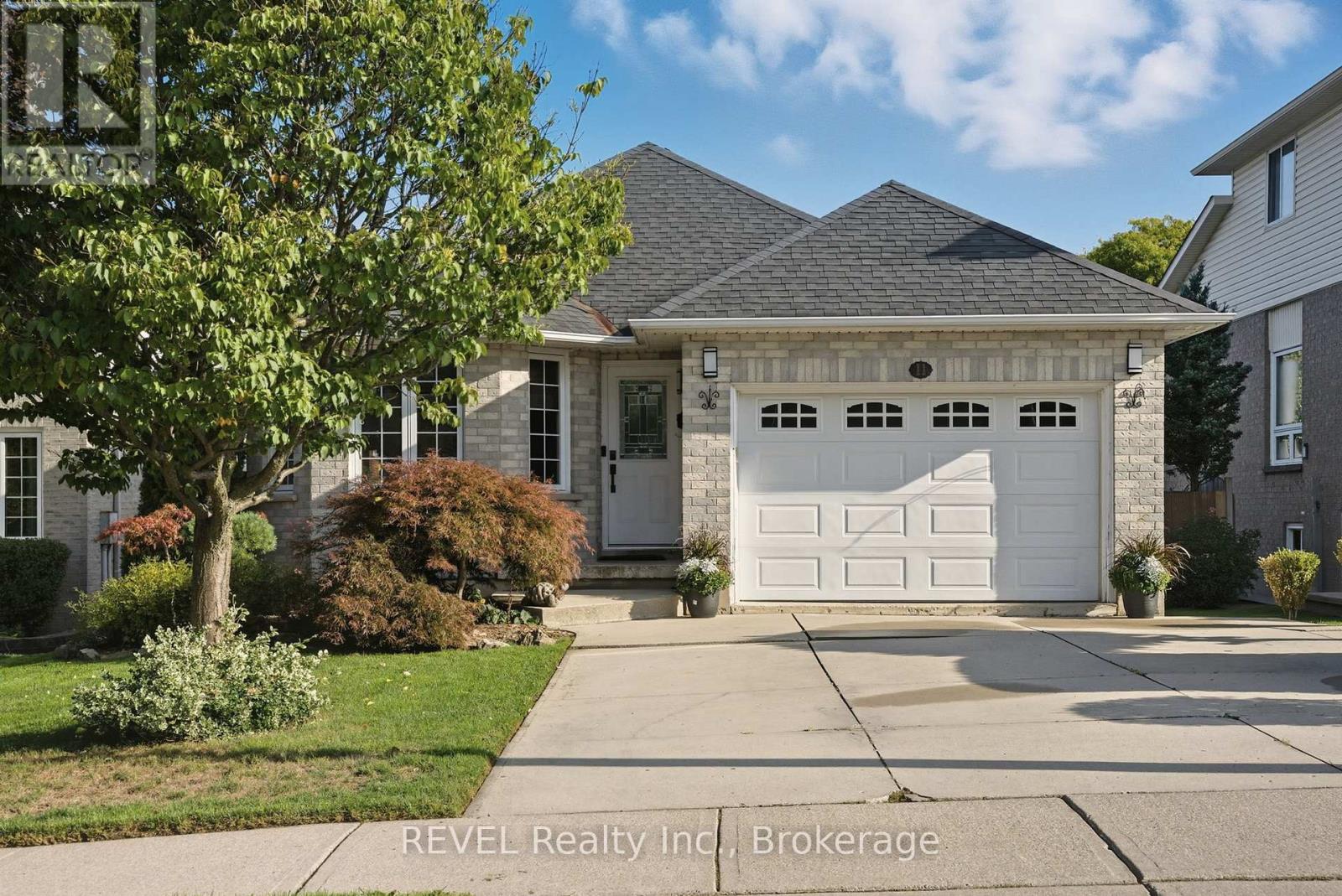 11 Supreme Dr, Hamilton, ON L8W 3V1