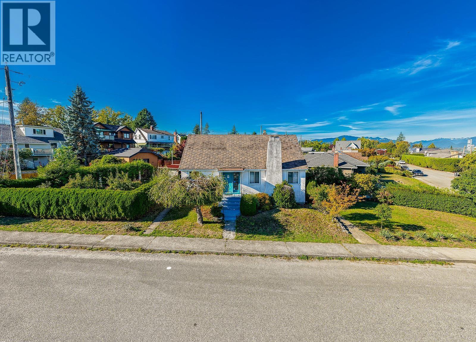 319 Churchill Ave, New Westminster, BC V3L 4P4